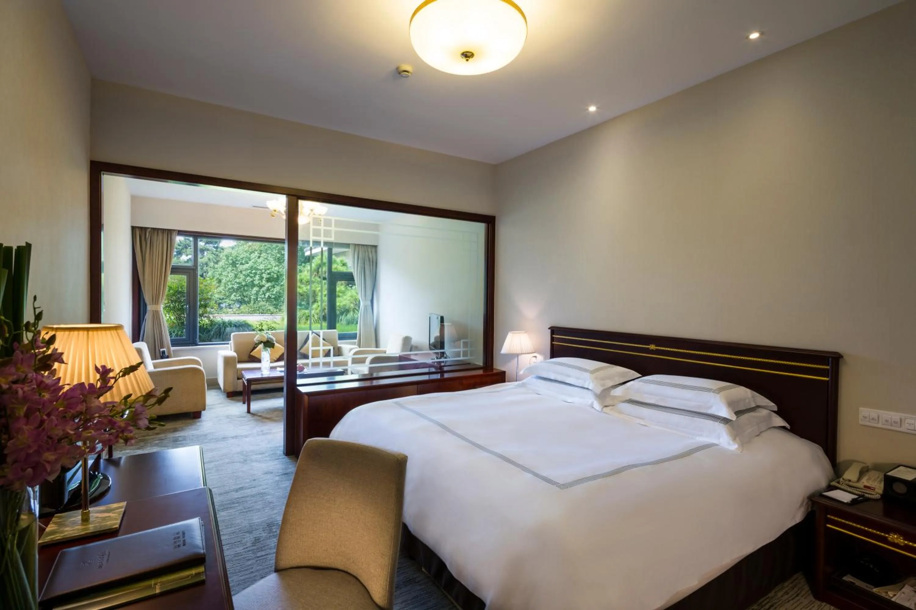 Photo of the whole room, Bed in Zhejiang Xizi Hotel