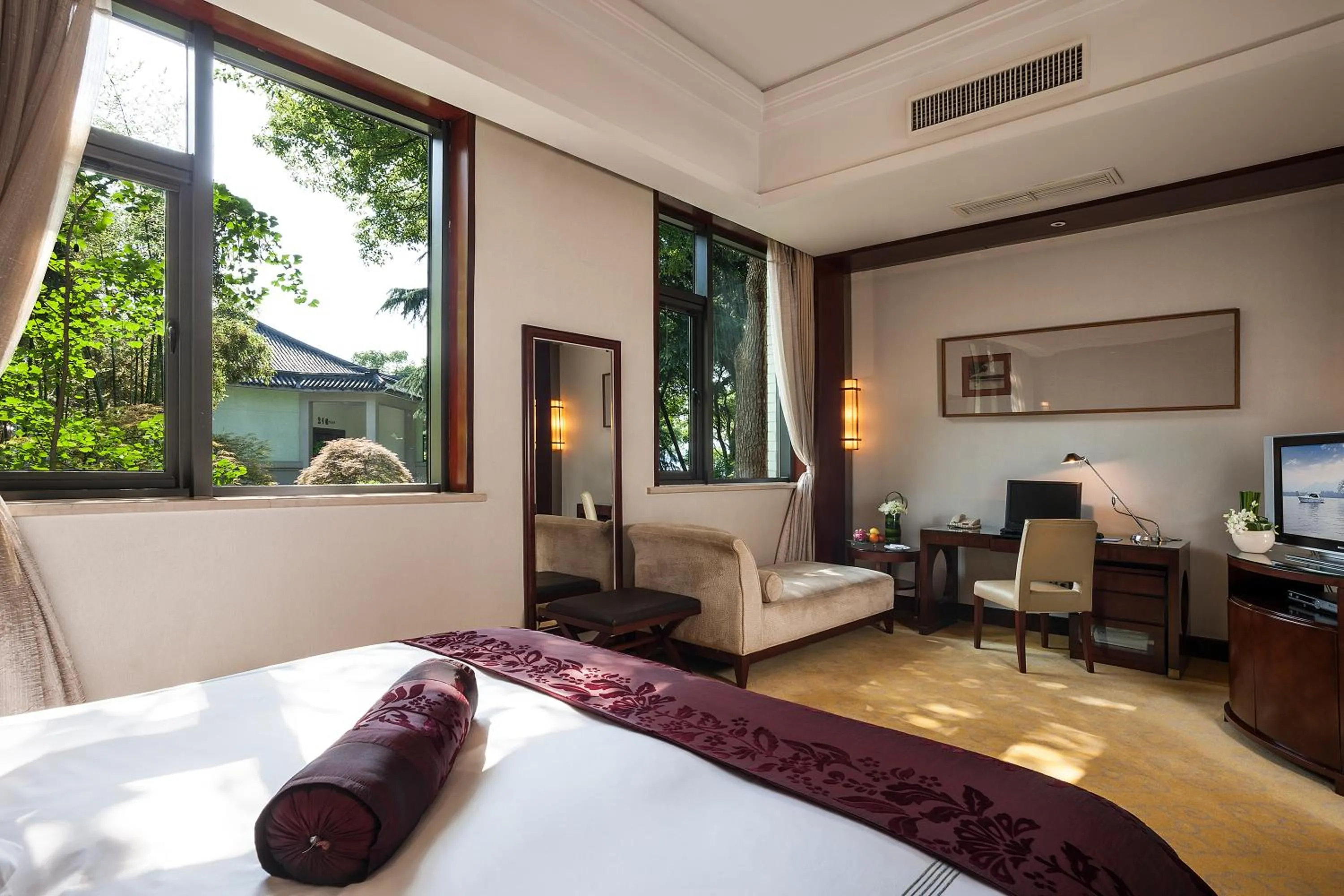 Bedroom, Bed in Zhejiang Xizi Hotel