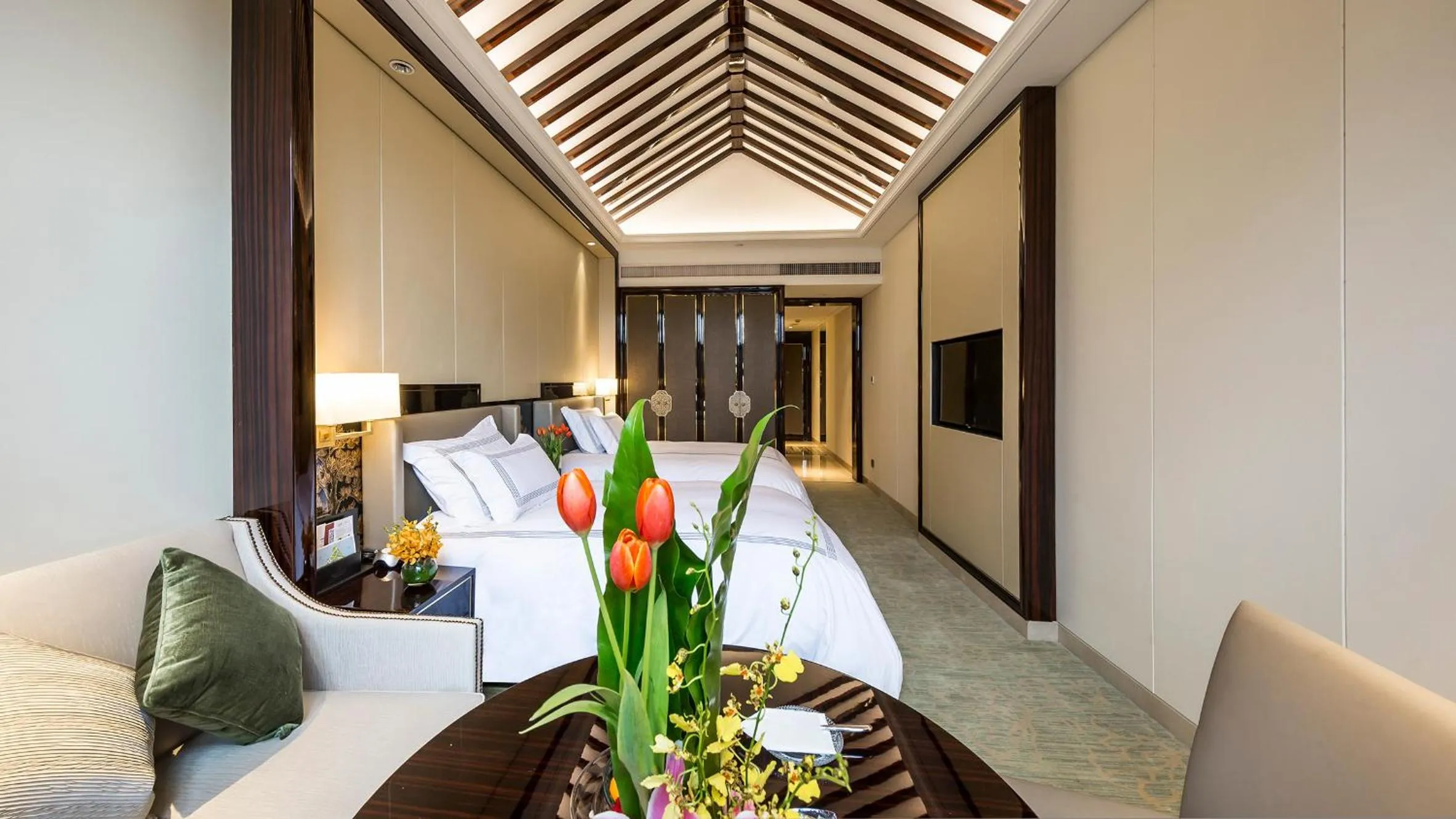 Photo of the whole room, Bed in Zhejiang Xizi Hotel