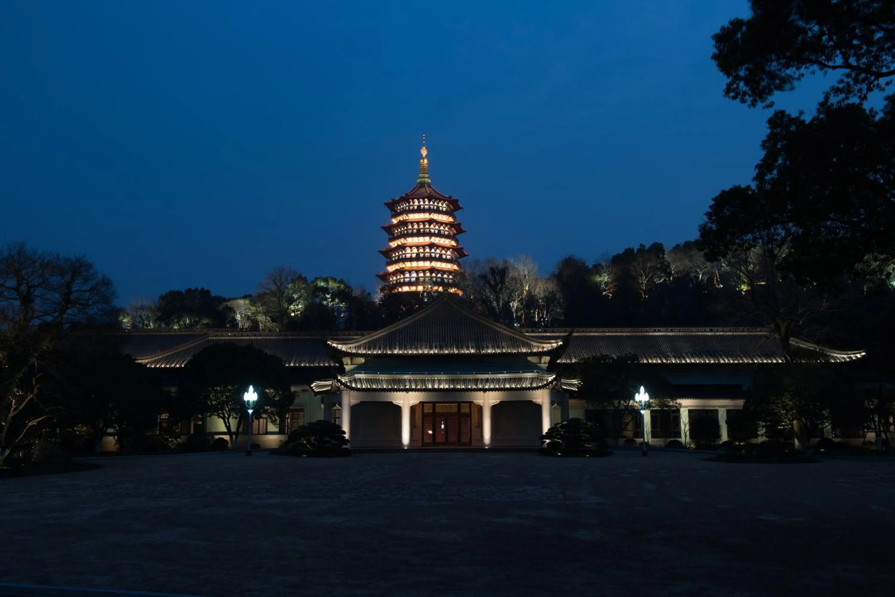 Night in Zhejiang Xizi Hotel