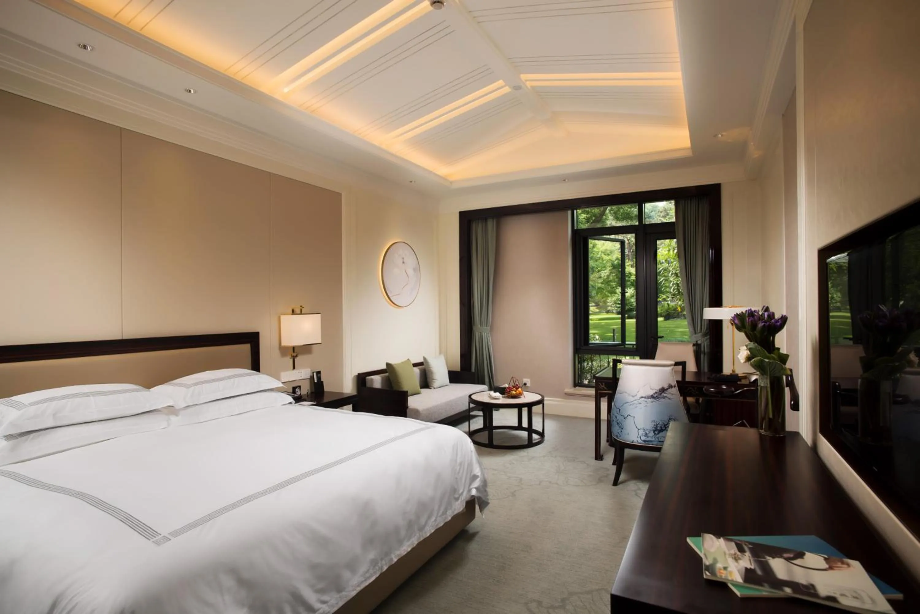 Photo of the whole room, Bed in Zhejiang Xizi Hotel