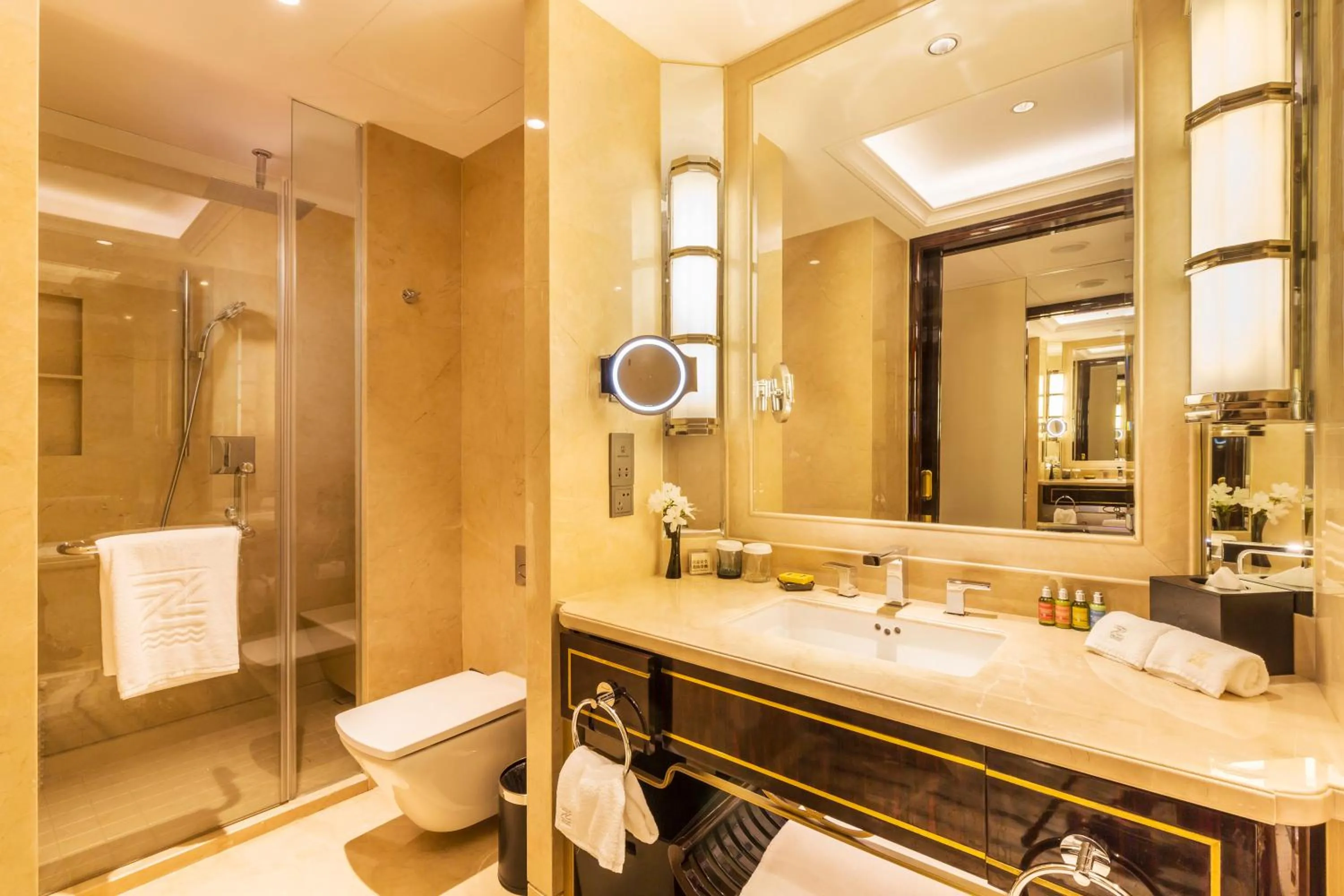 Bathroom in Zhejiang Xizi Hotel