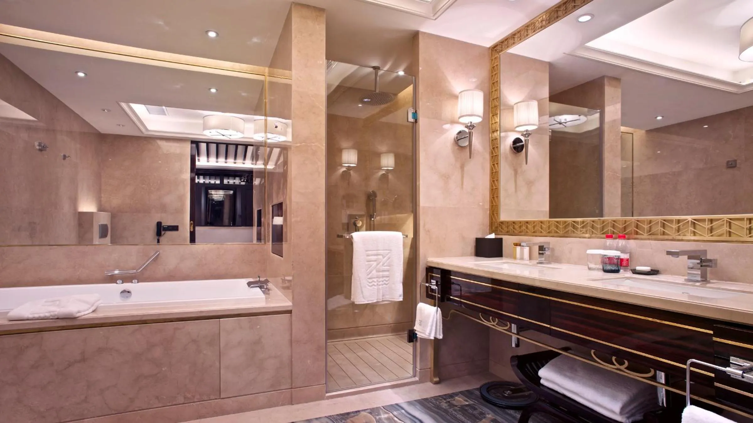 Toilet in Zhejiang Xizi Hotel