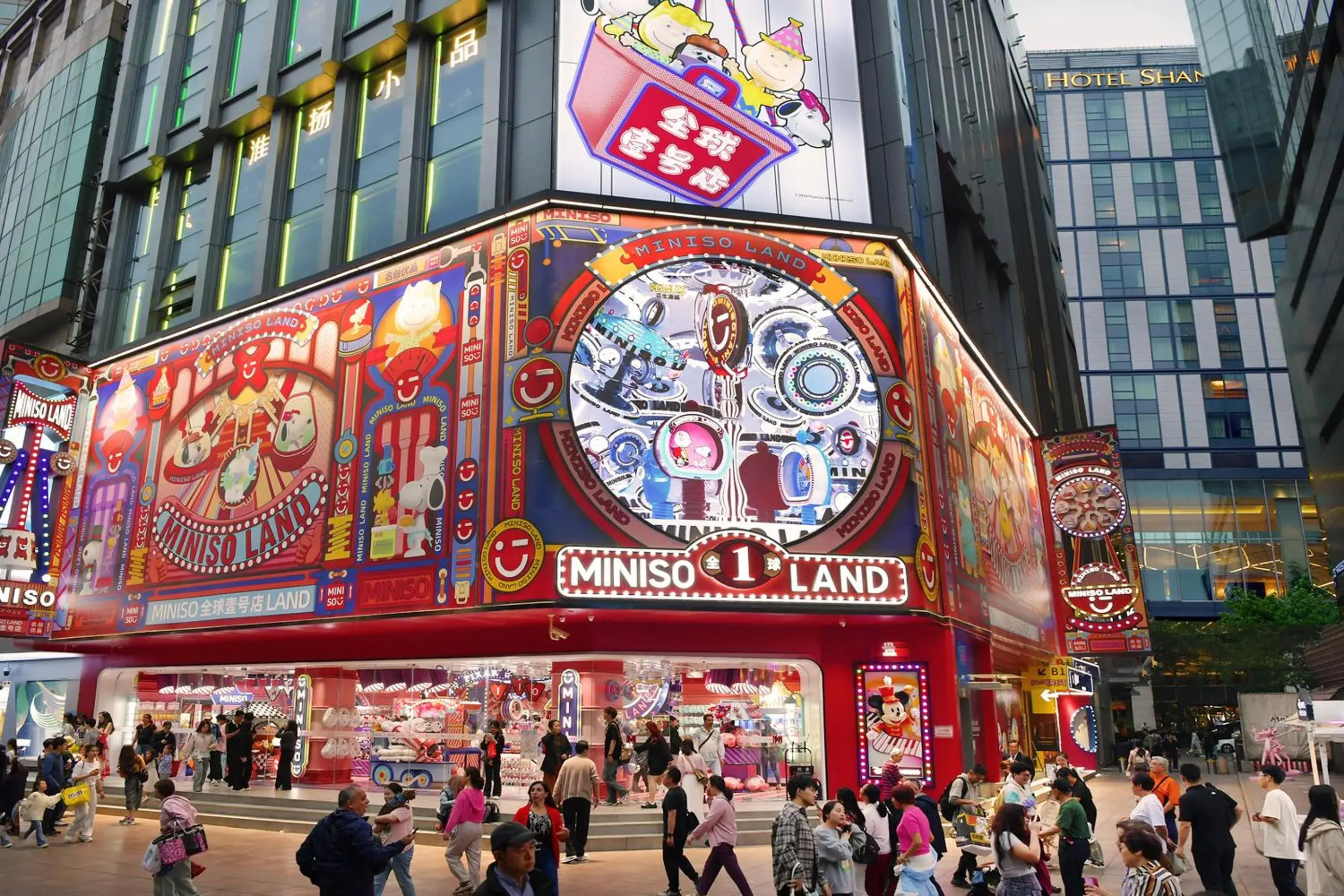 Property building in Grand Central Hotel Shanghai - Nanjing Road Property building in Grand Central Hotel Shanghai - Nanjing Road