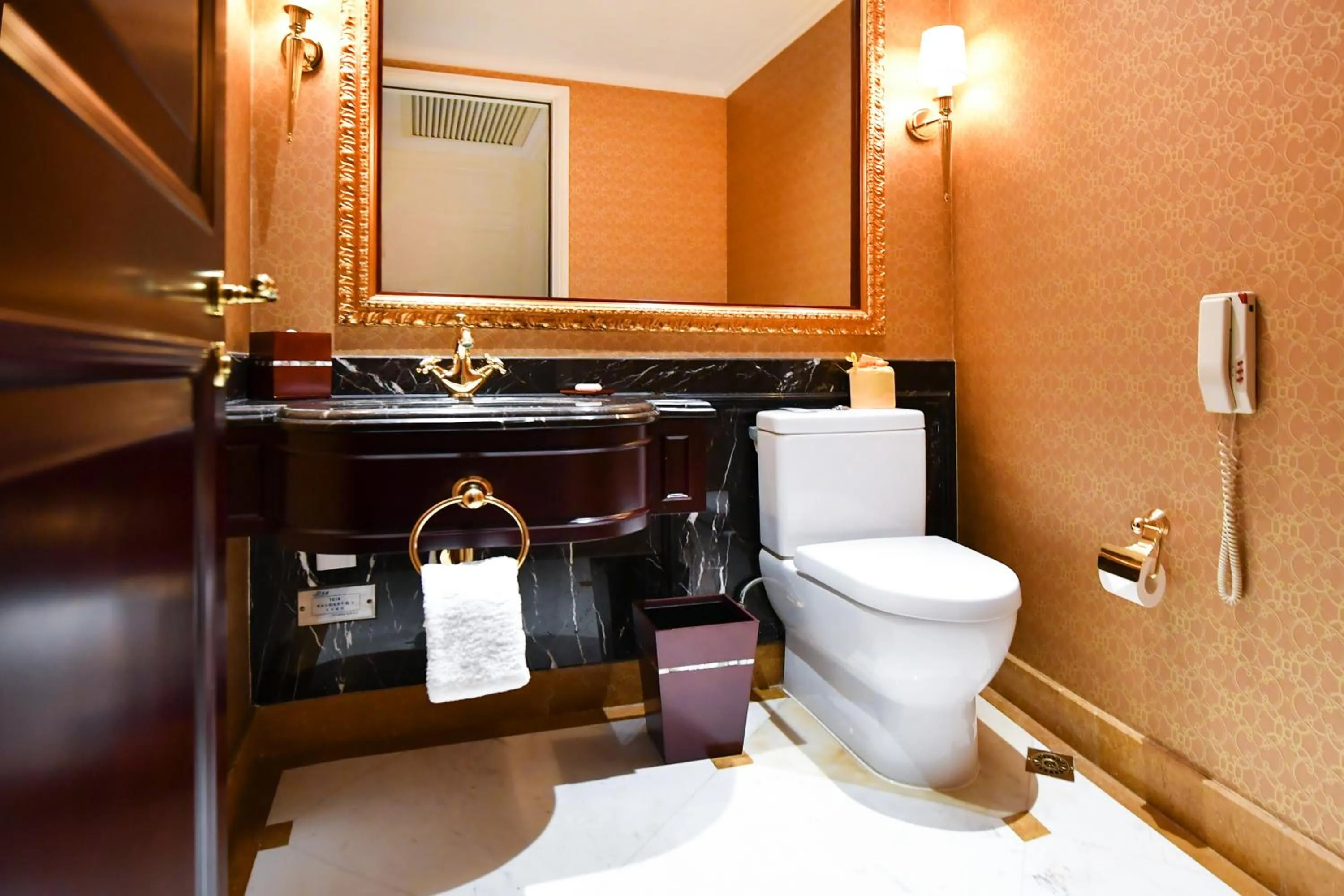 Bathroom in Grand Central Hotel Shanghai - Nanjing Road