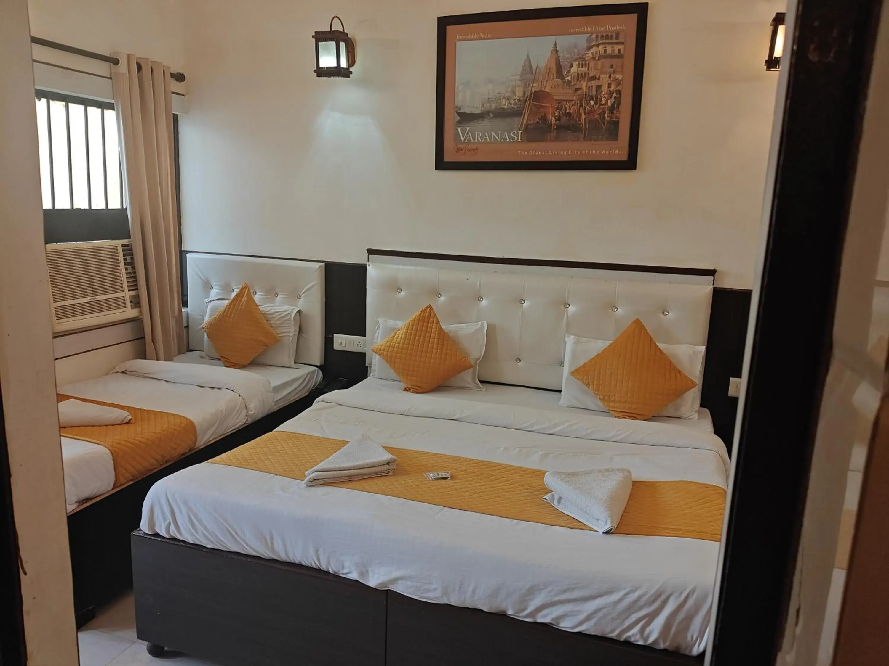 Deluxe Triple Room in Hotel Sidhartha Walking Distance From TajMahal Deluxe Triple Room in Hotel Sidhartha Walking Distance From TajMahal