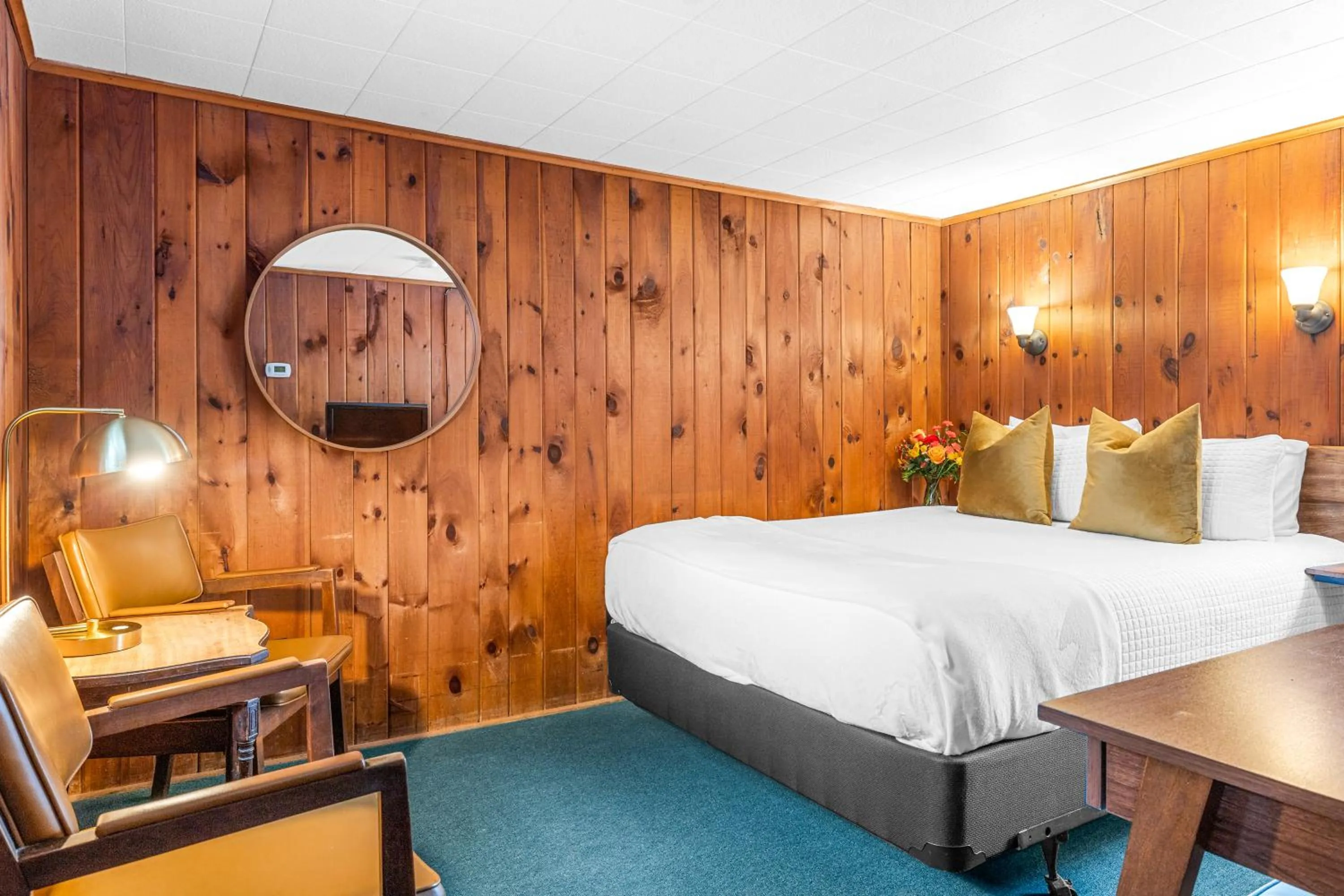 Bedroom, Bed in Phoenicia Lodge