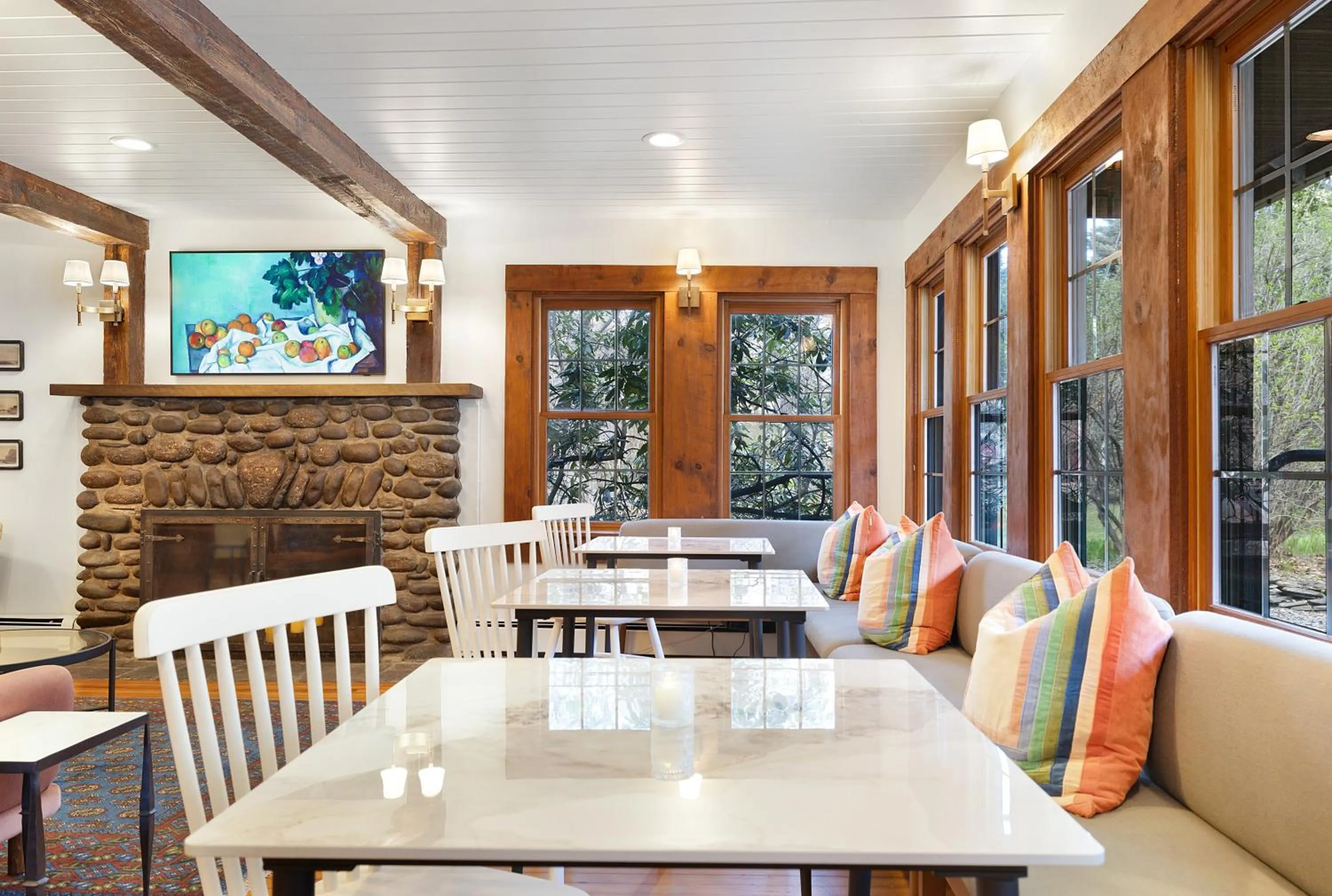 Dining area in Phoenicia Lodge