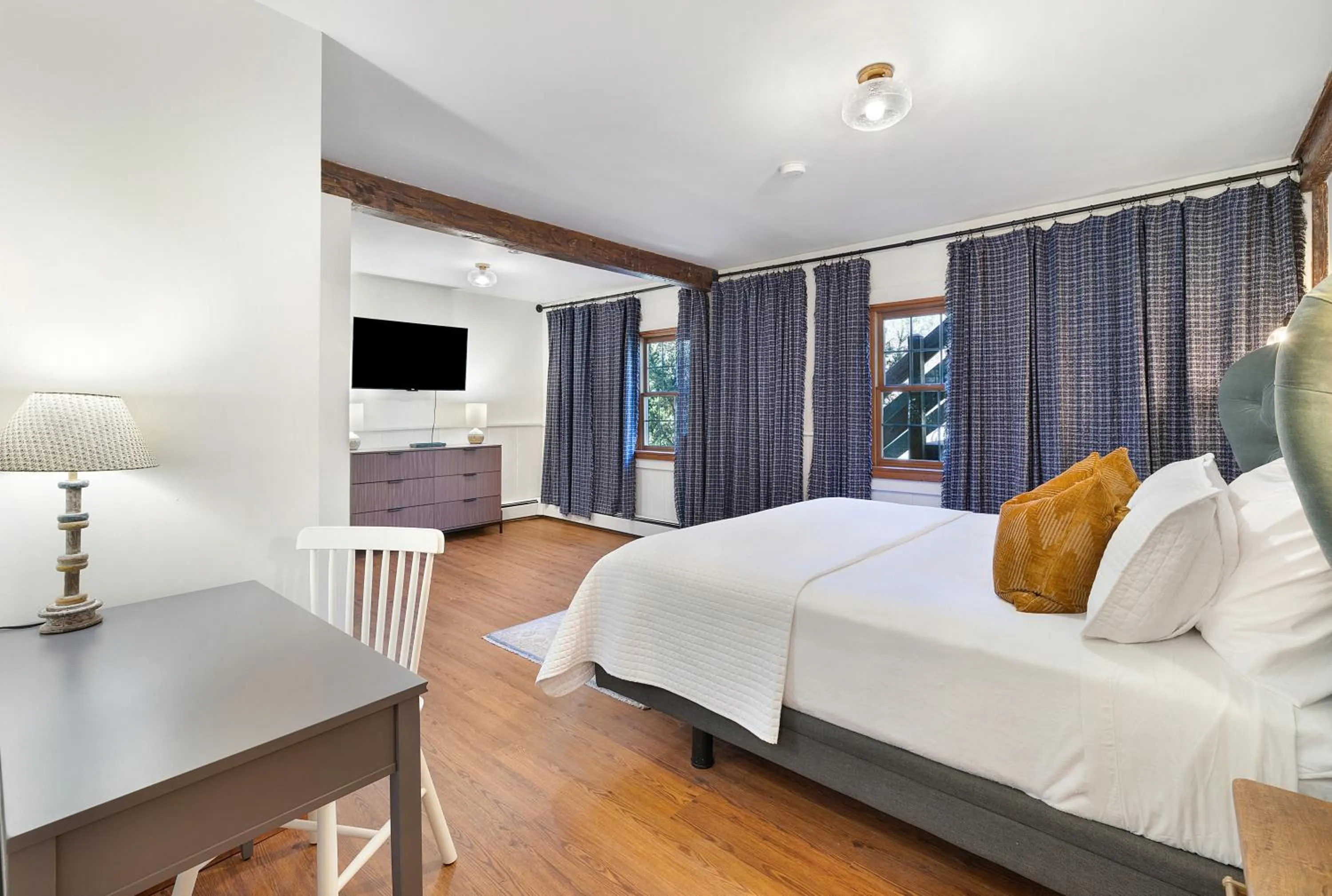 Bedroom, Bed in Phoenicia Lodge