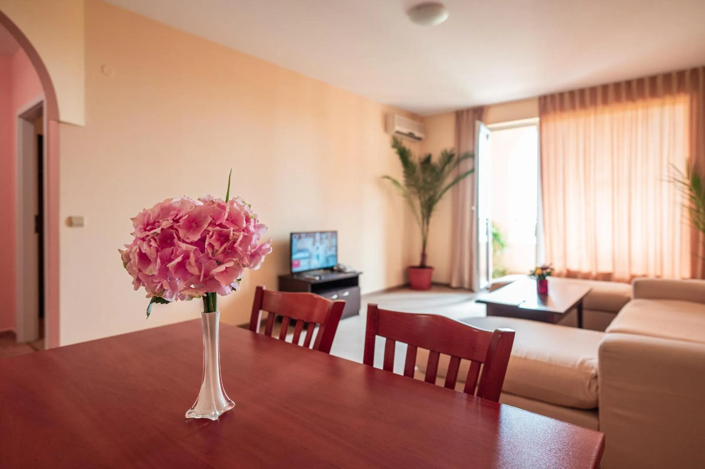 Communal lounge/ TV room in Hotel Paradise Green Park