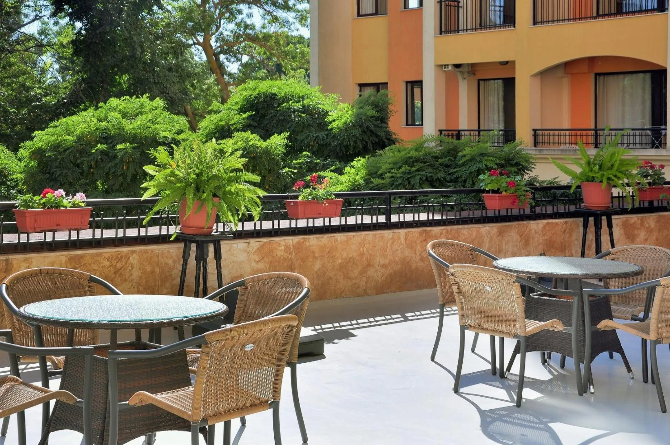 Restaurant/places to eat in Hotel Paradise Green Park