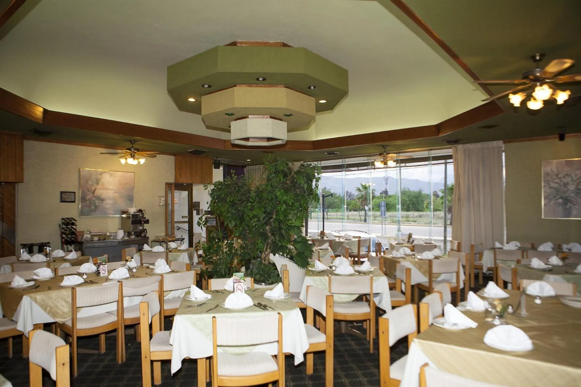 Restaurant/places to eat in Hotel Paradise Inn