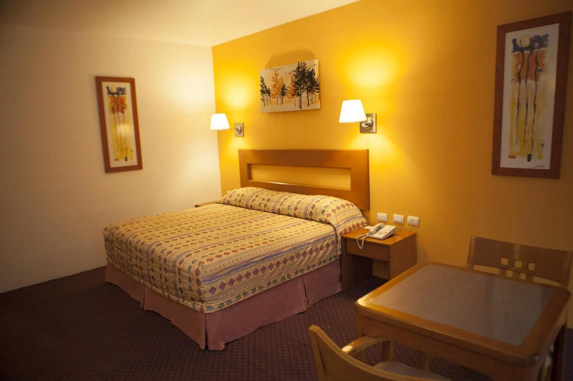 Bed in Hotel Paradise Inn