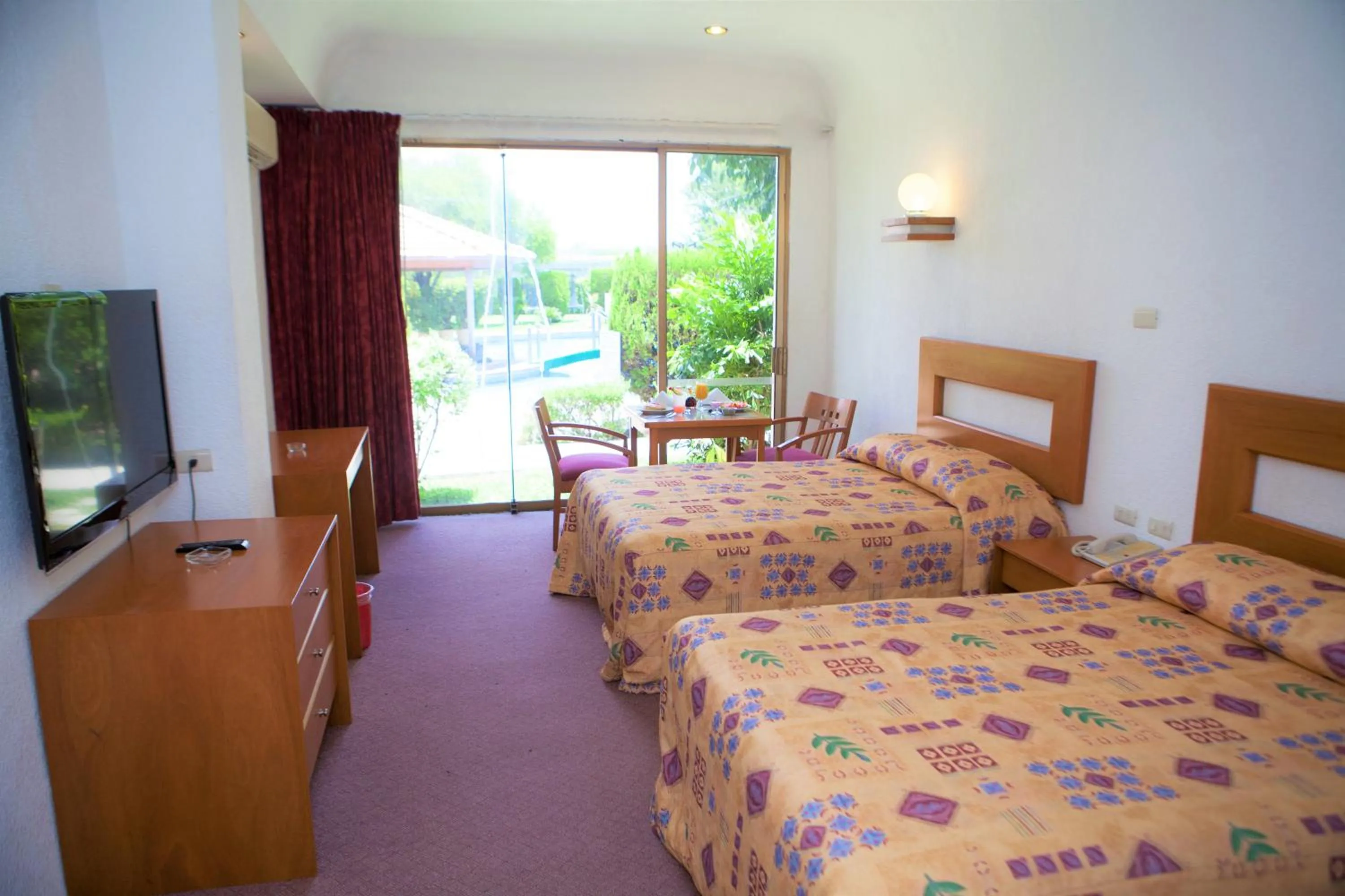 Bed in Hotel Paradise Inn