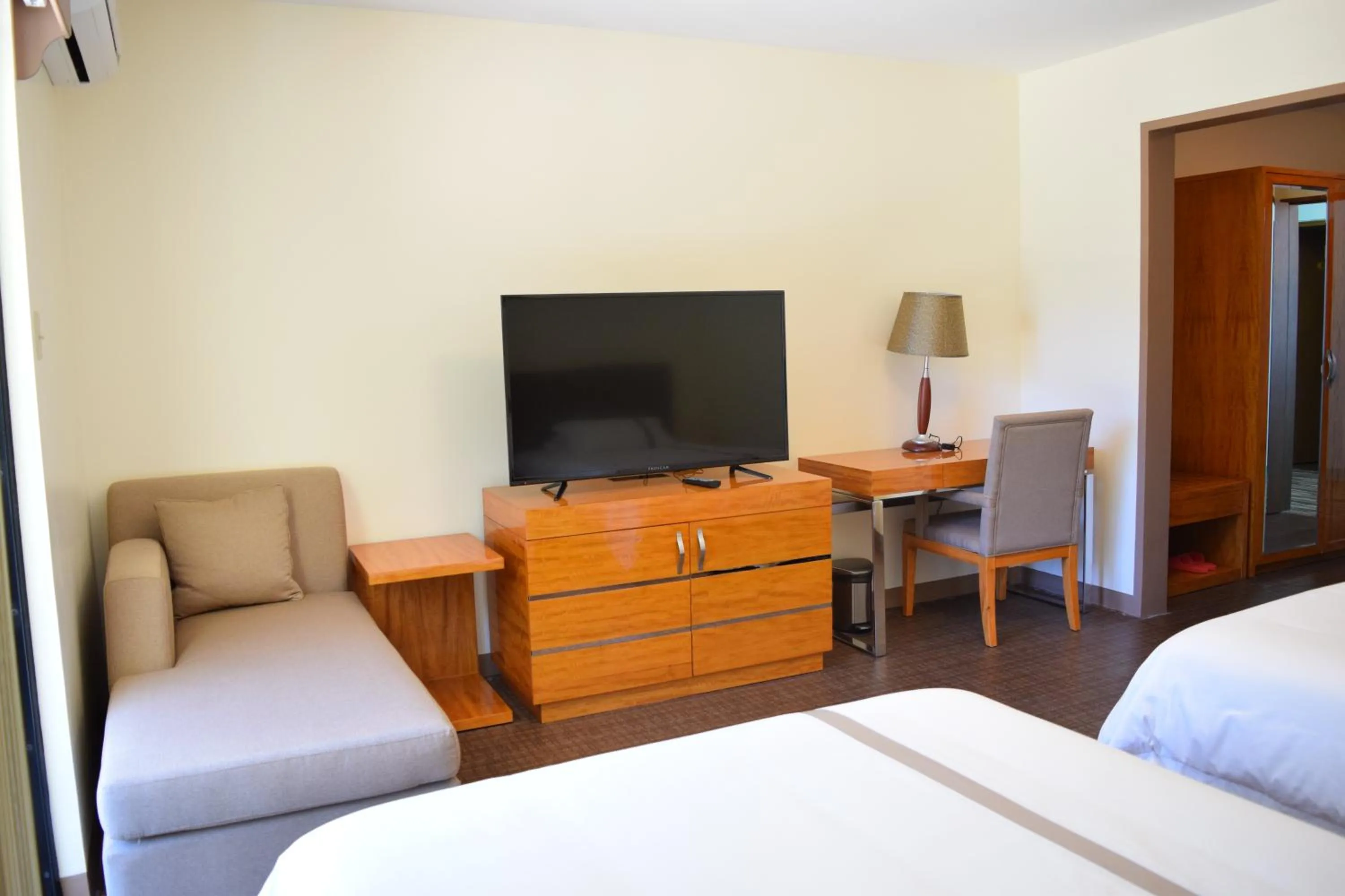 TV and multimedia, Bed in Saipan Beach Hotel