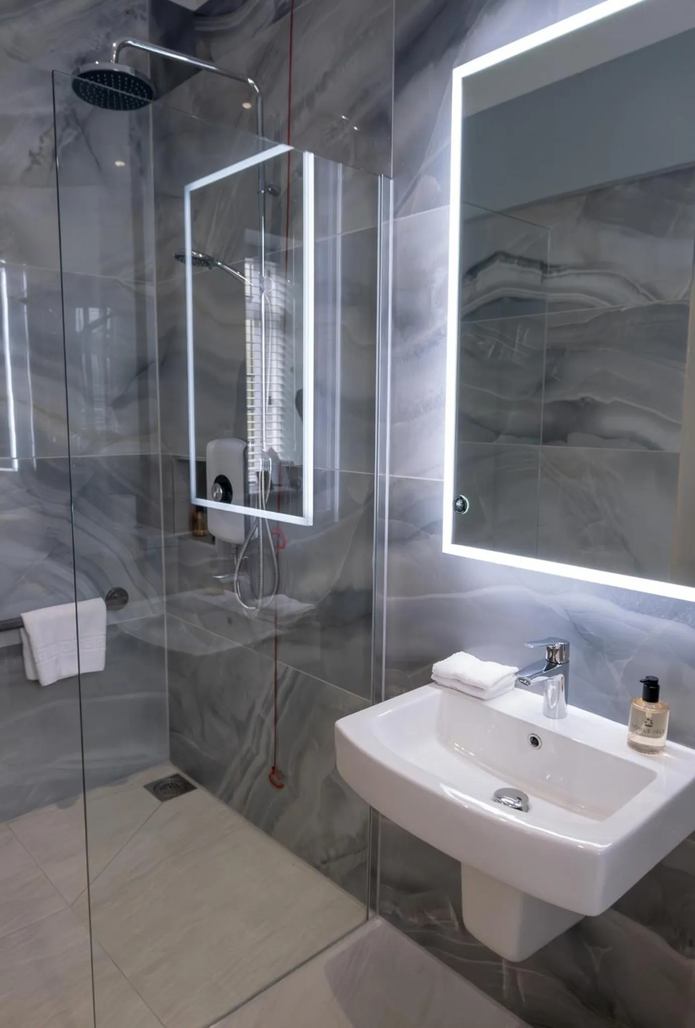 Shower in Leeds Castle Stable Courtyard Bed and Breakfast