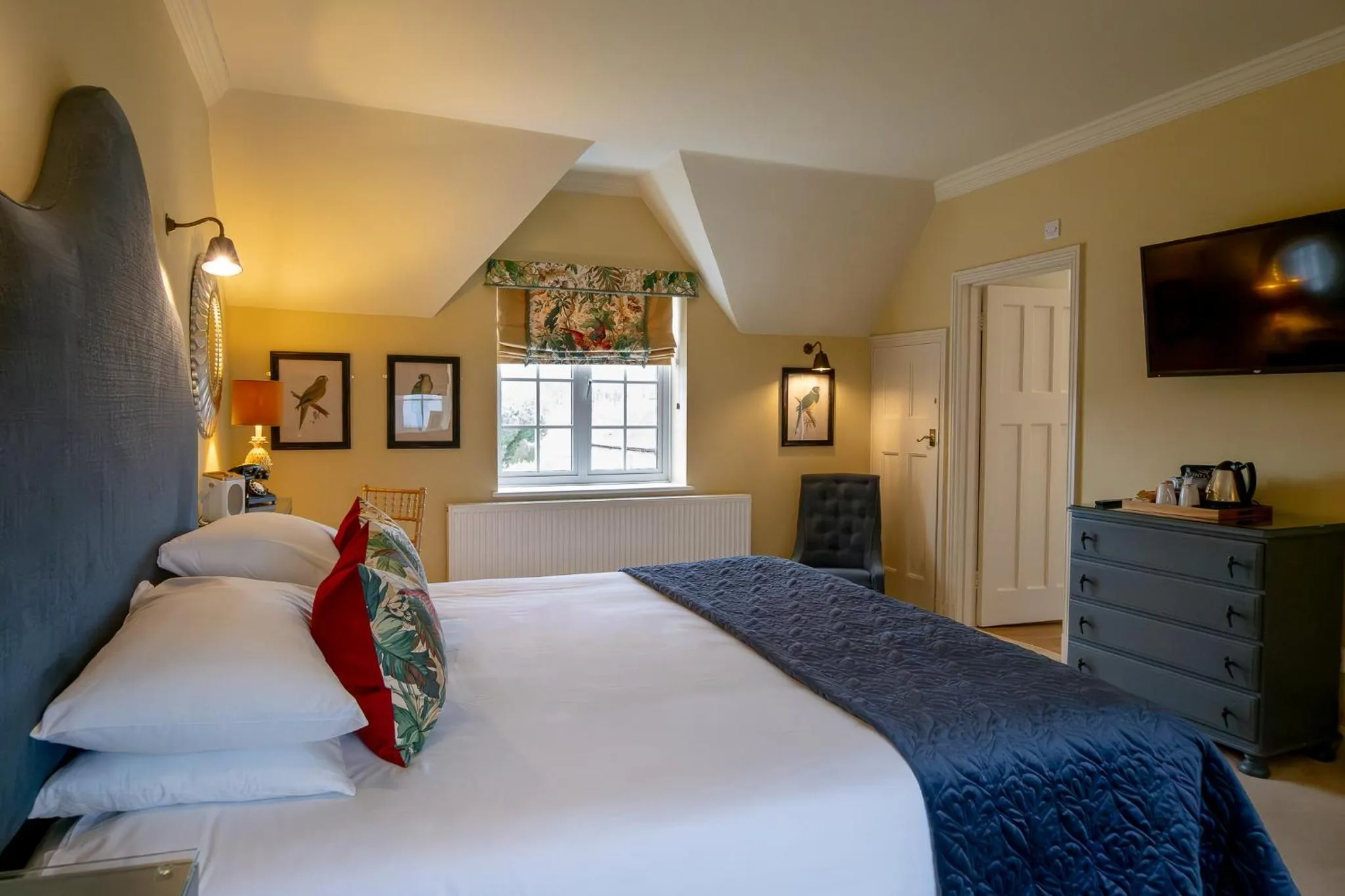 Bedroom, Bed in Leeds Castle Stable Courtyard Bed and Breakfast