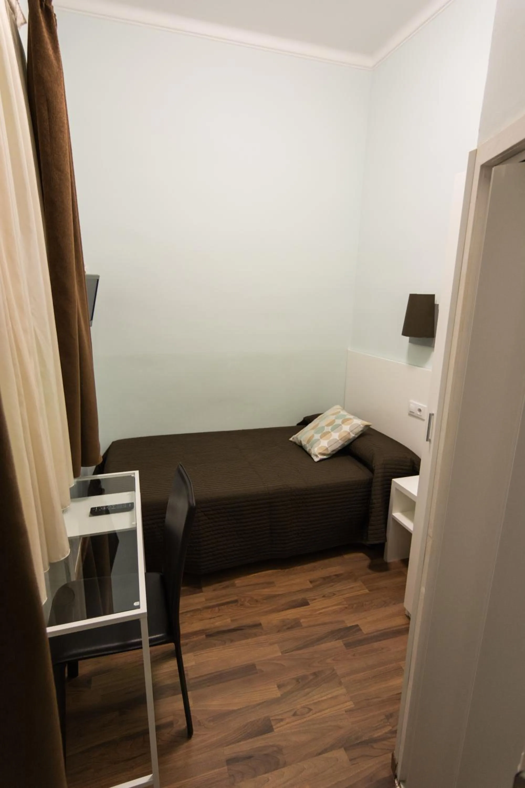 Photo of the whole room in Hostal Lesseps