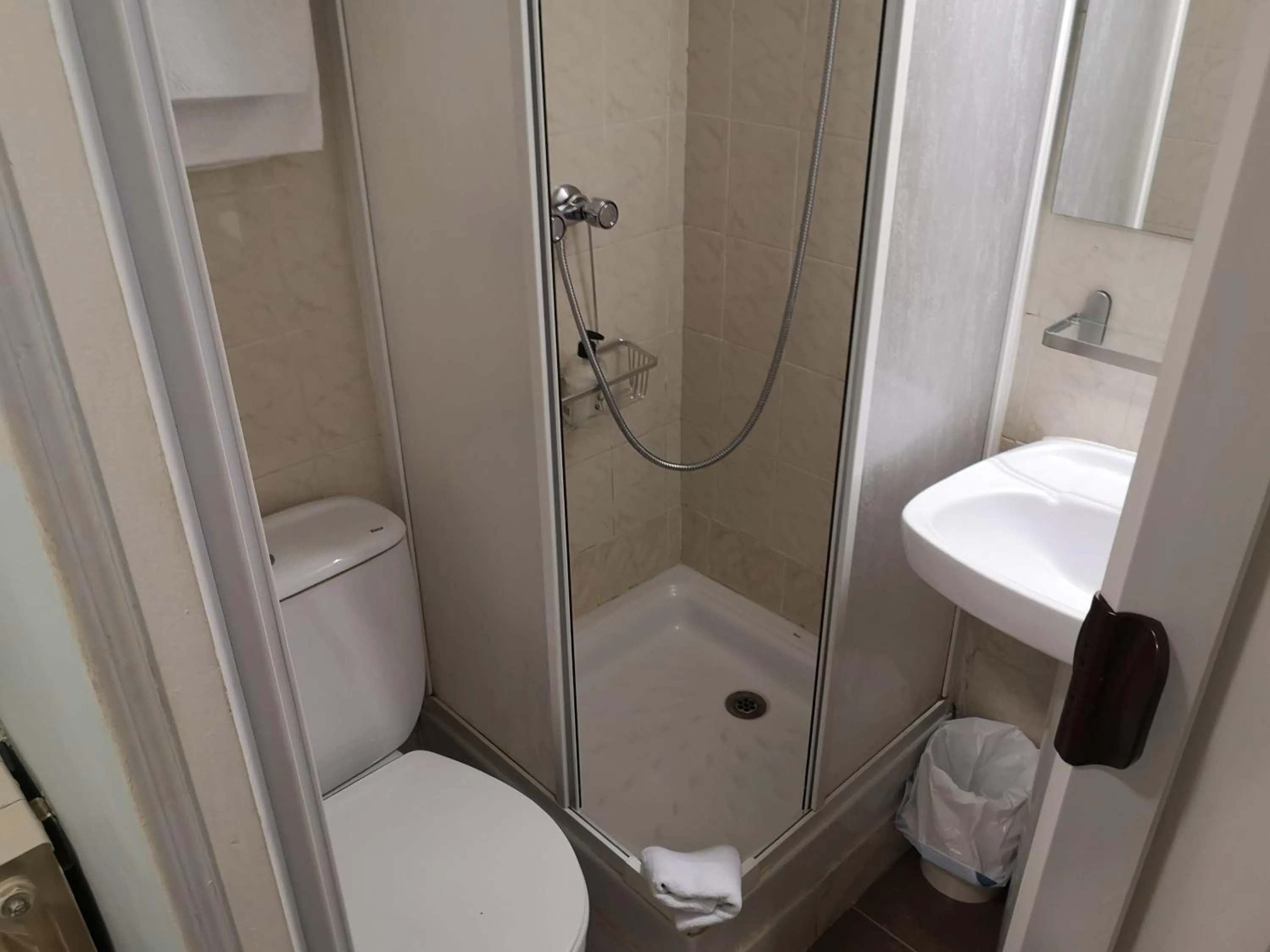 Bathroom in Hostal Lesseps