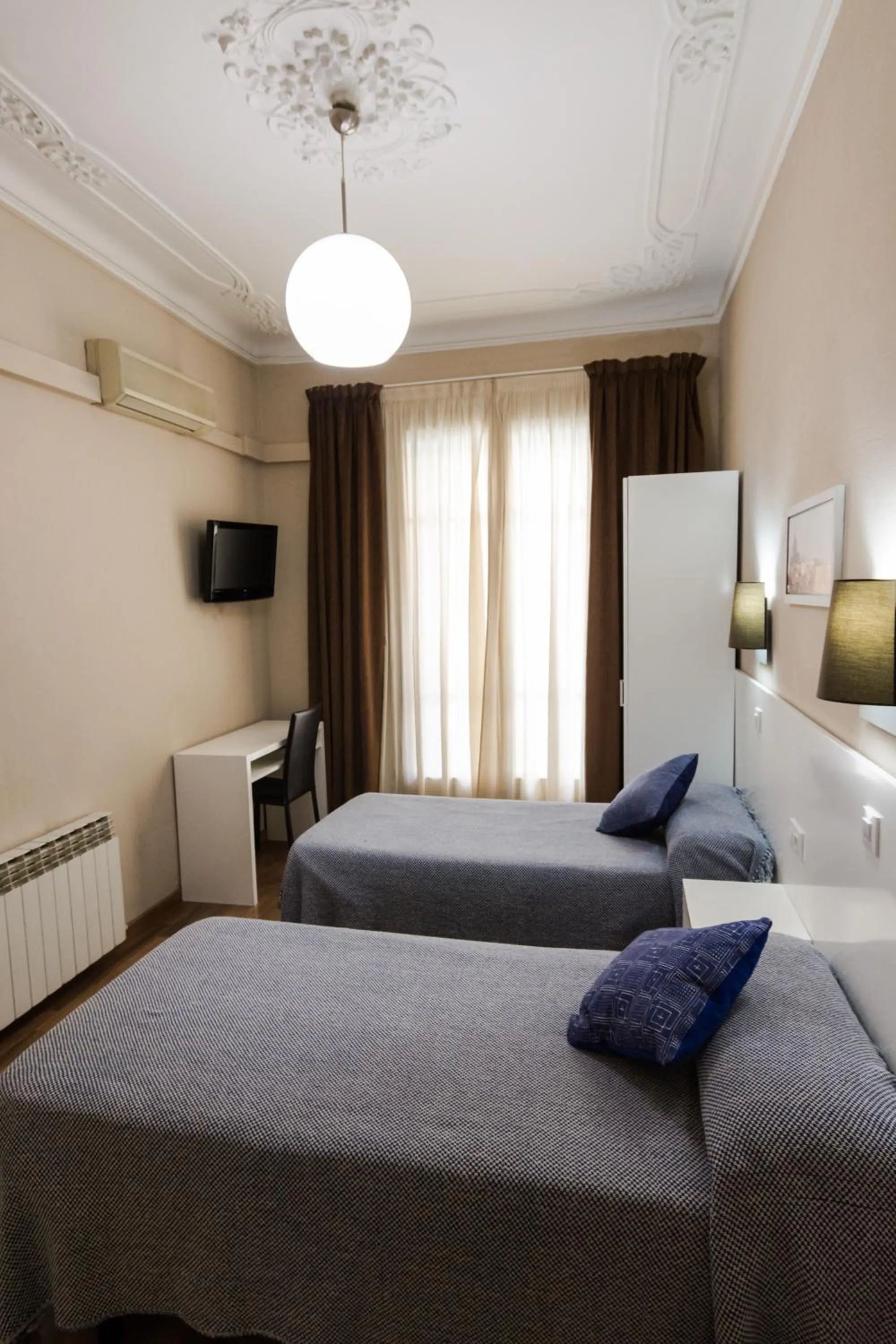 Photo of the whole room, Bed in Hostal Lesseps