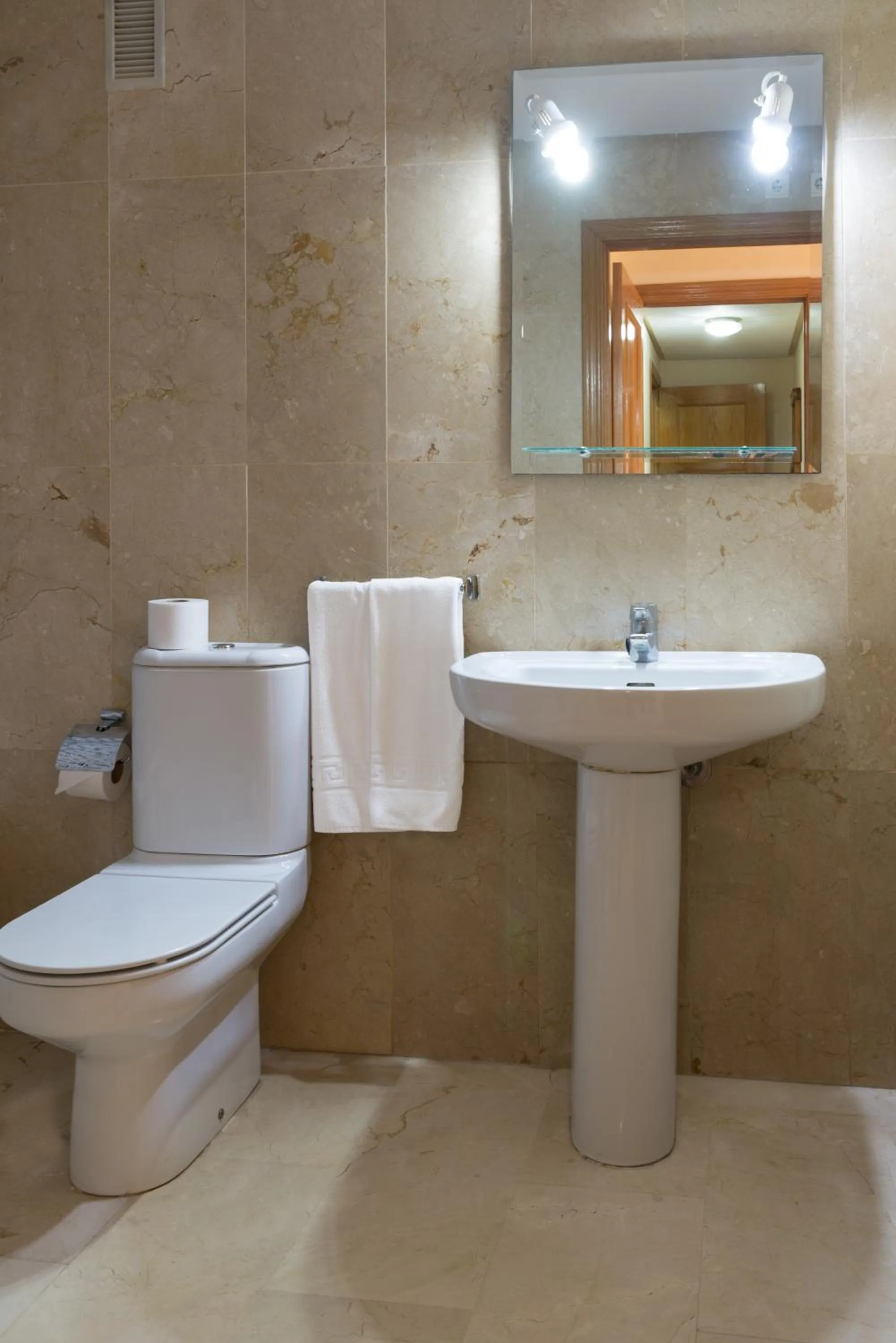 Toilet in Gemelos 20 - Beninter All Inclusive