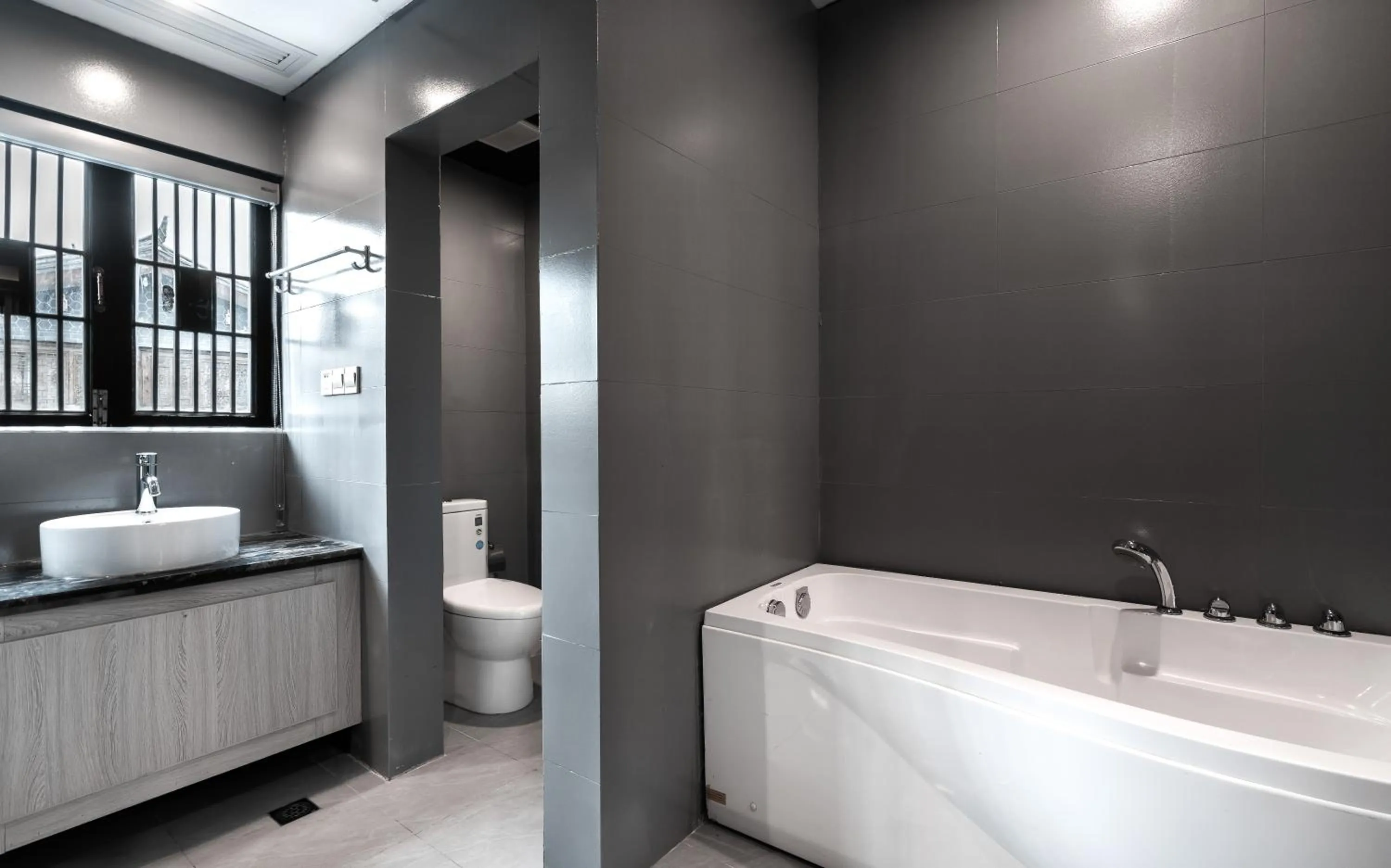 Toilet in Lijiang Gemmer Hotel