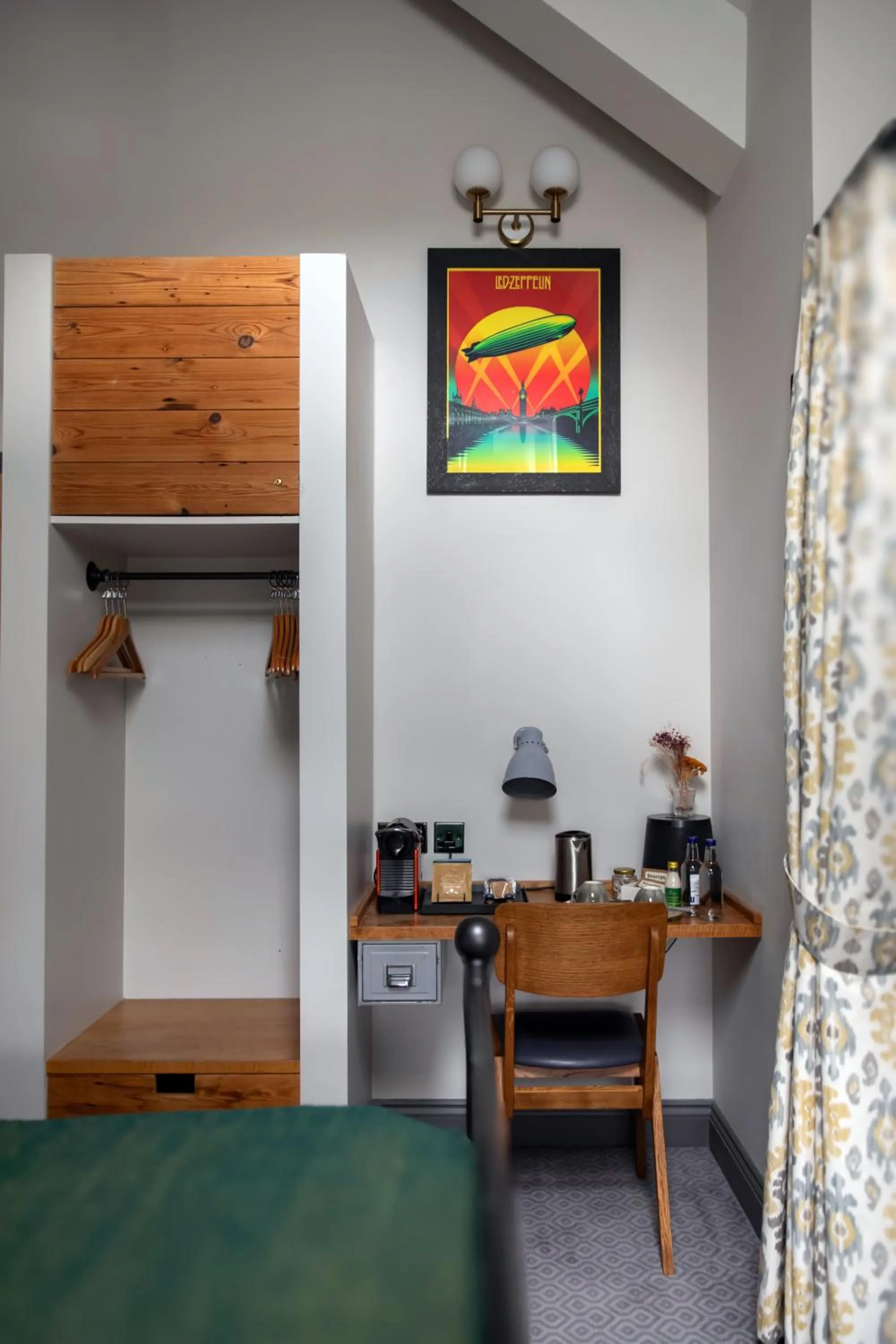 Coffee/tea facilities, Bed in The Pilot Inn