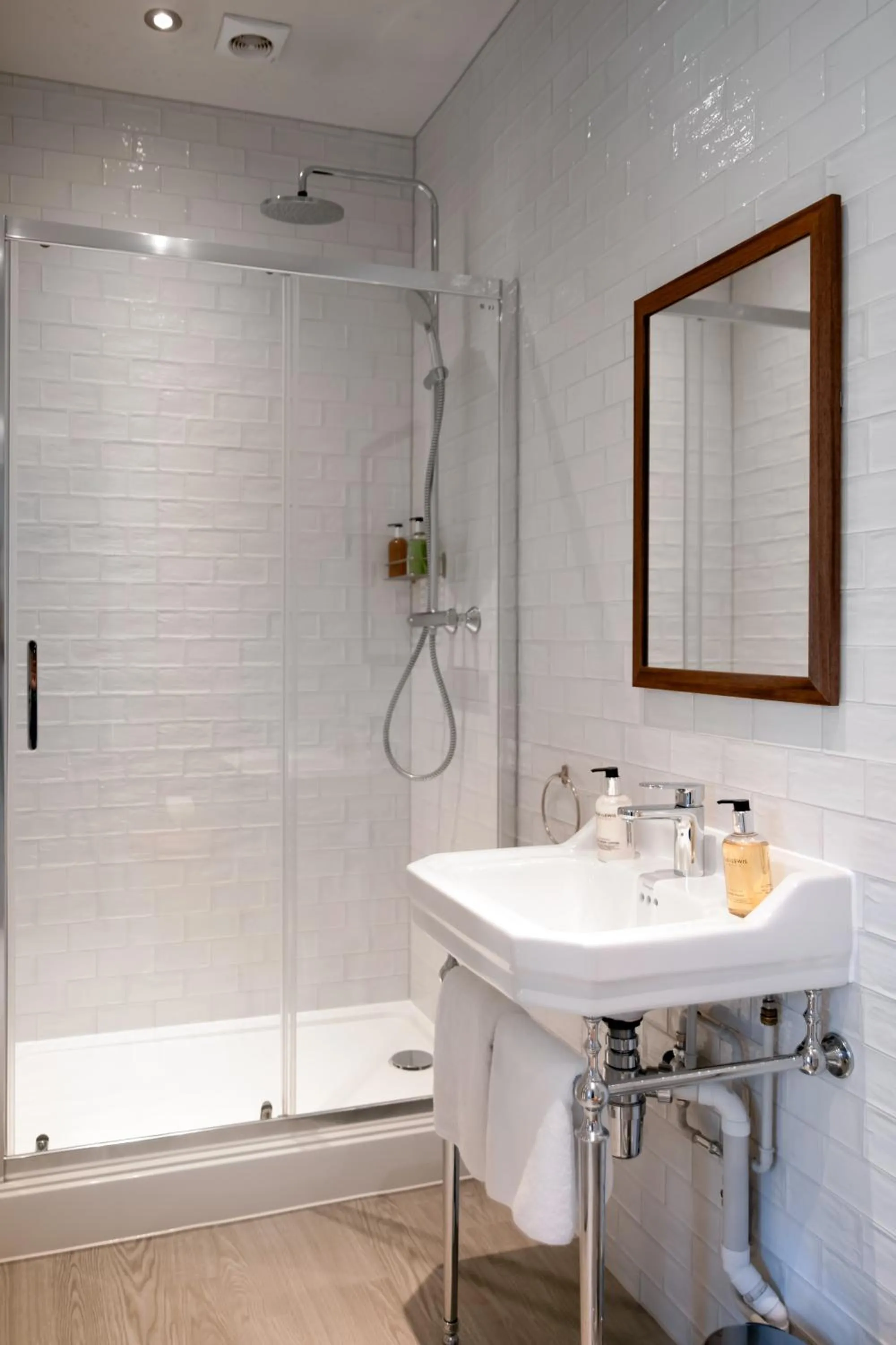 Shower in The Pilot Inn