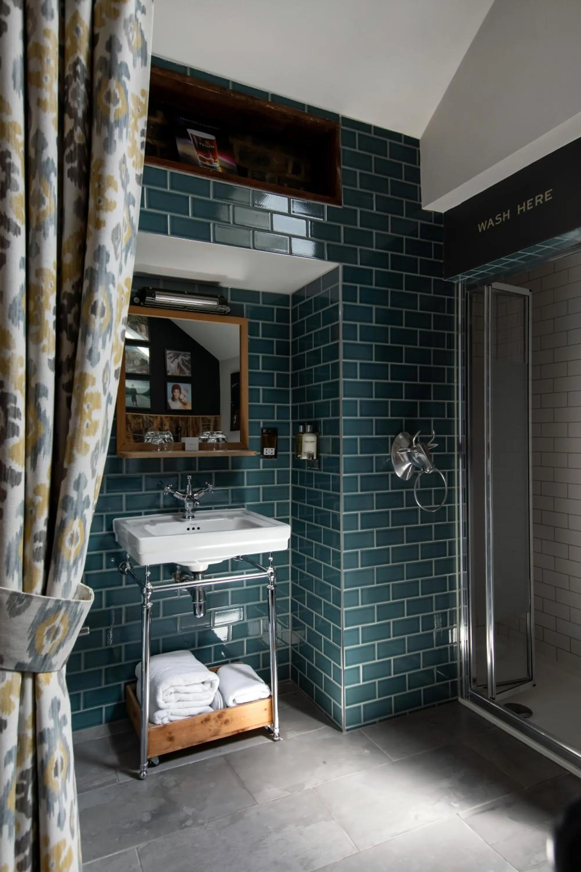 Bathroom, Bed in The Pilot Inn