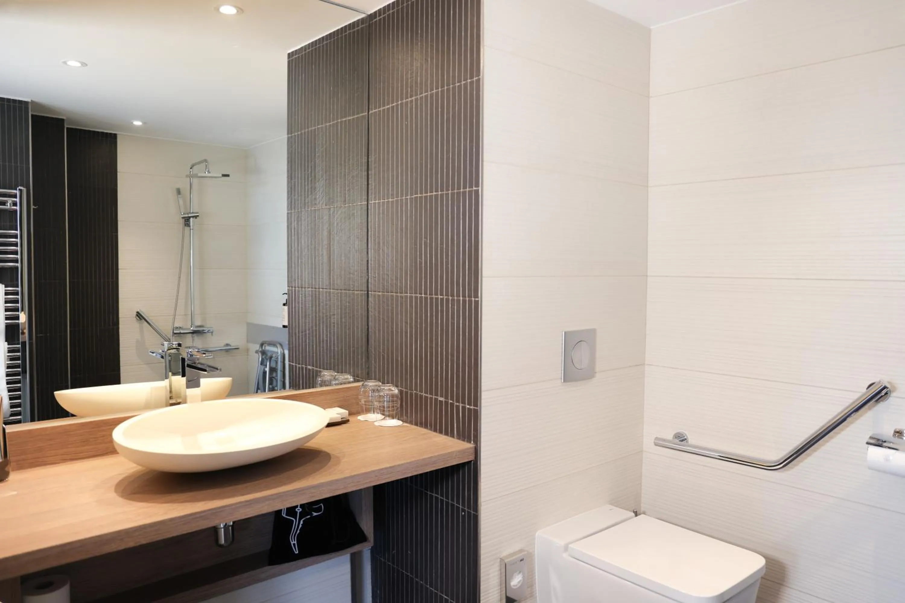 Shower in Hôtel & Spa Le Grand Large