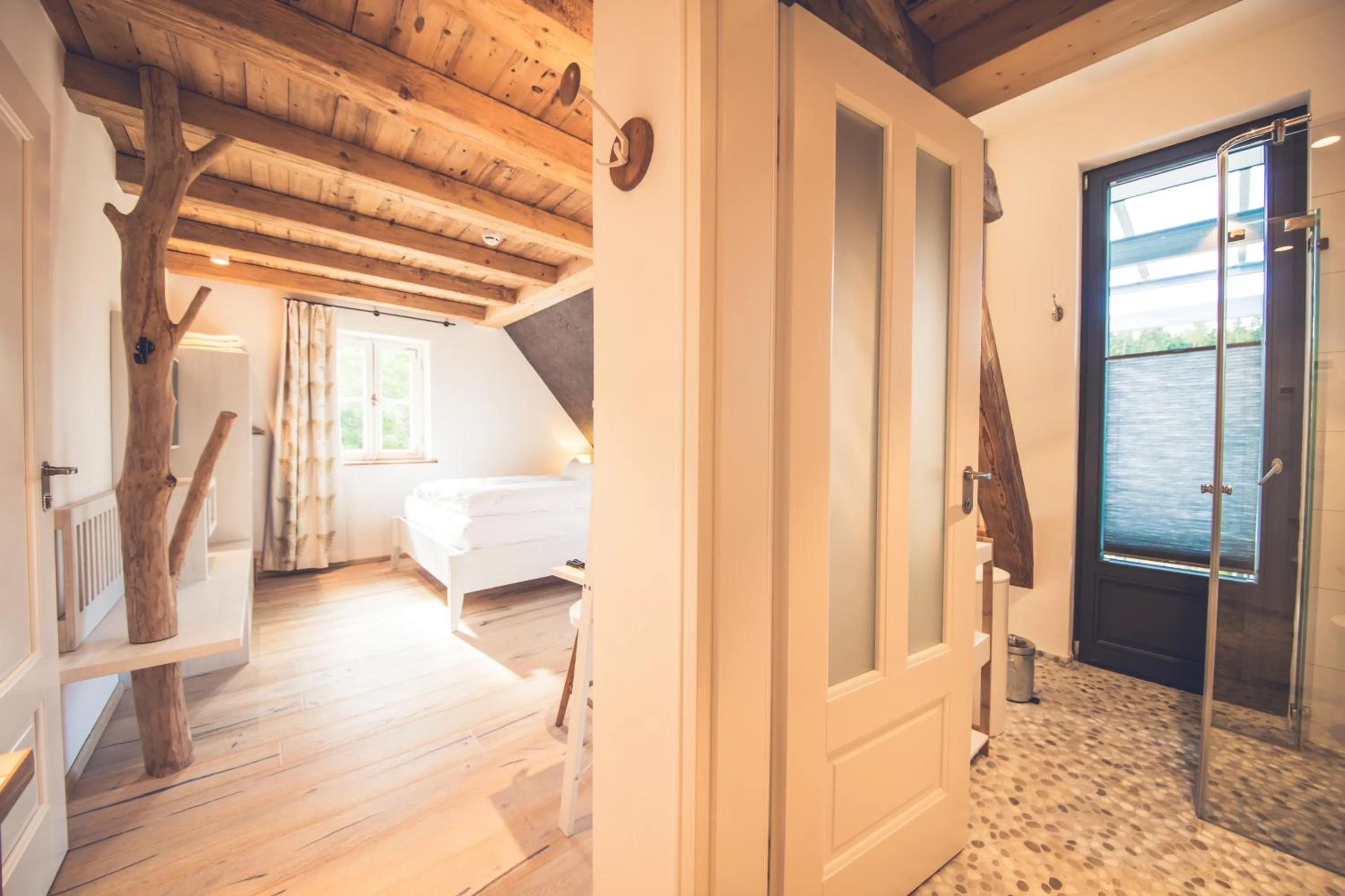 Photo of the whole room, Bed in die Säge