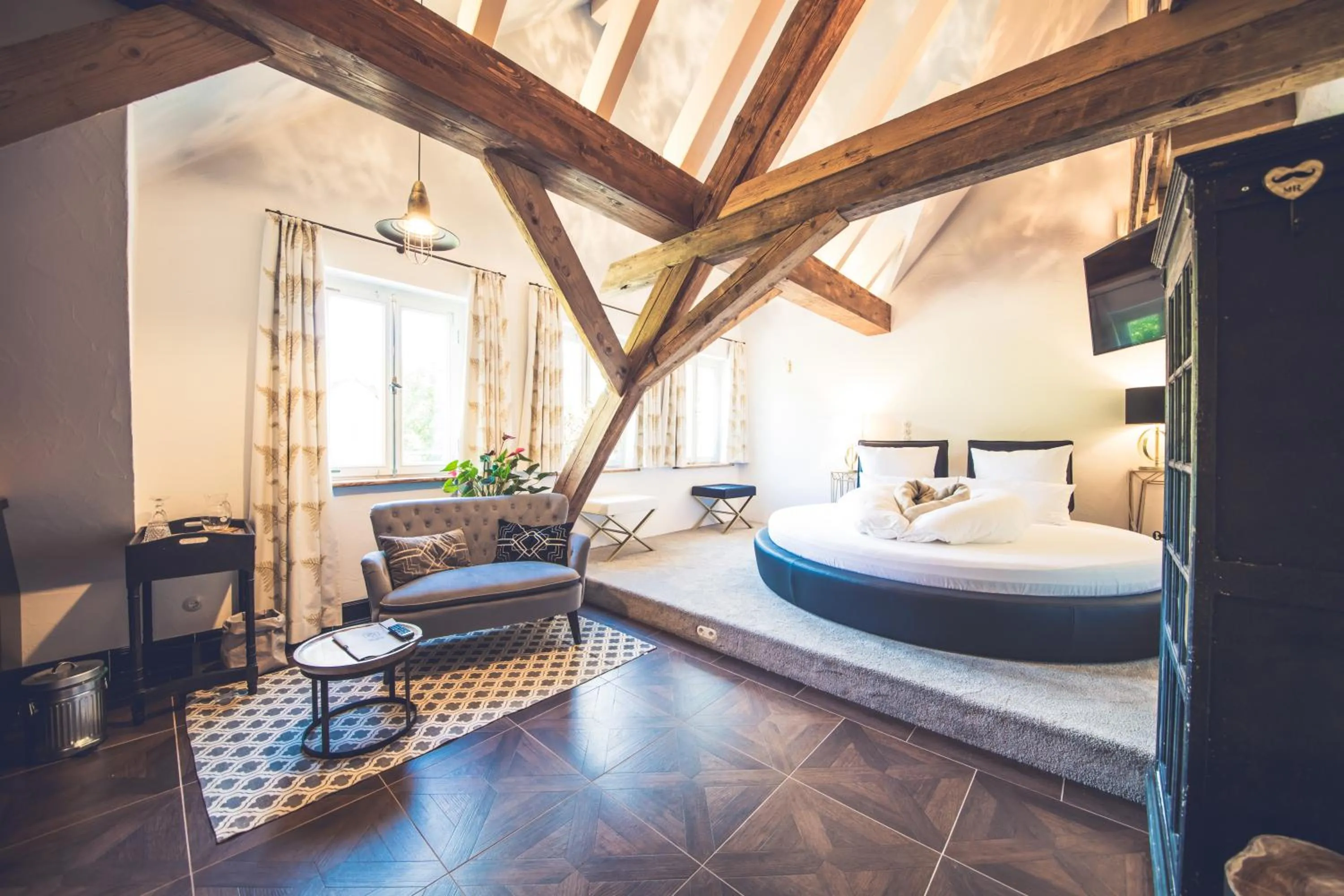 Photo of the whole room, Bed in die Säge