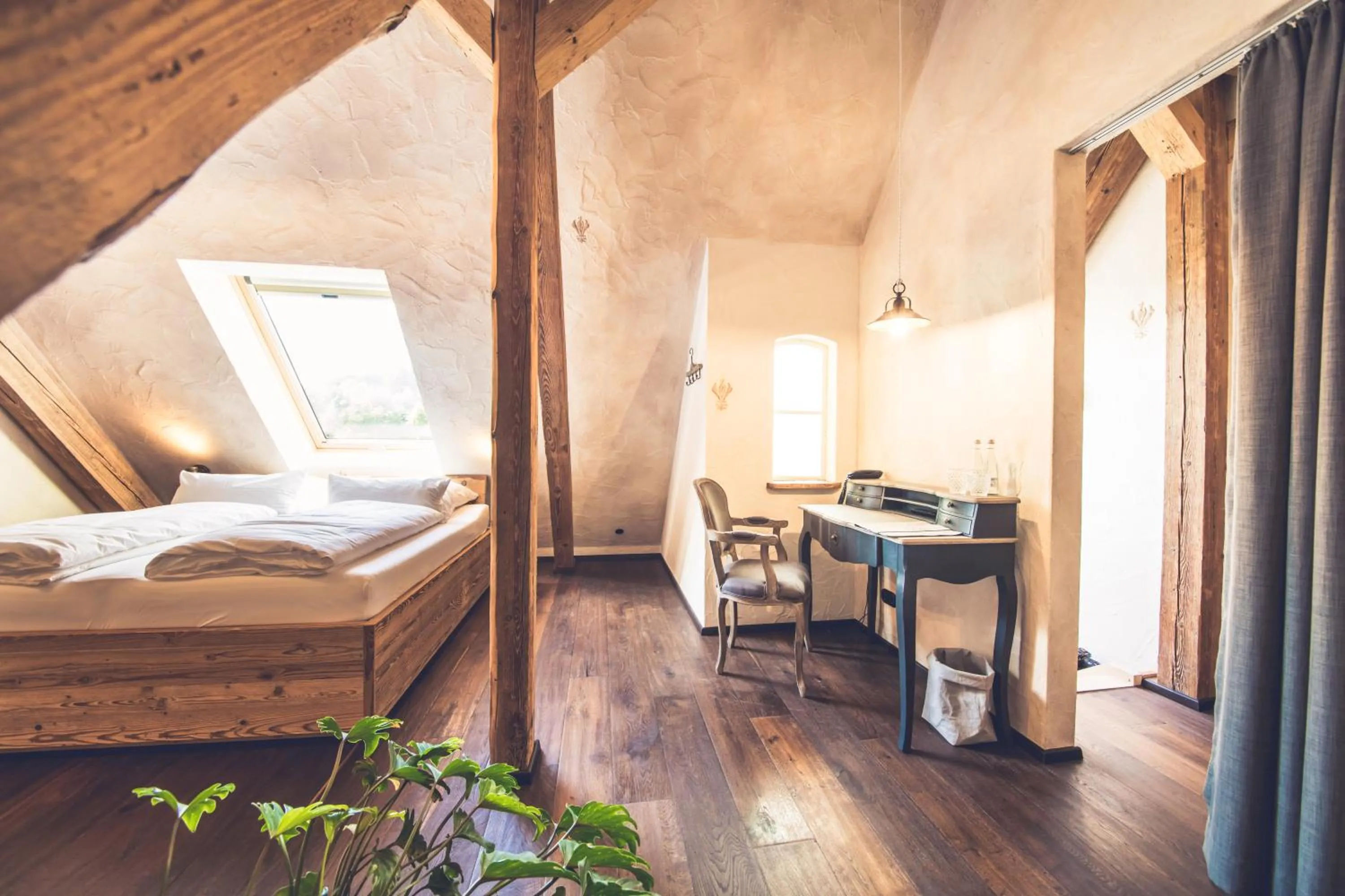 Photo of the whole room, Bed in die Säge