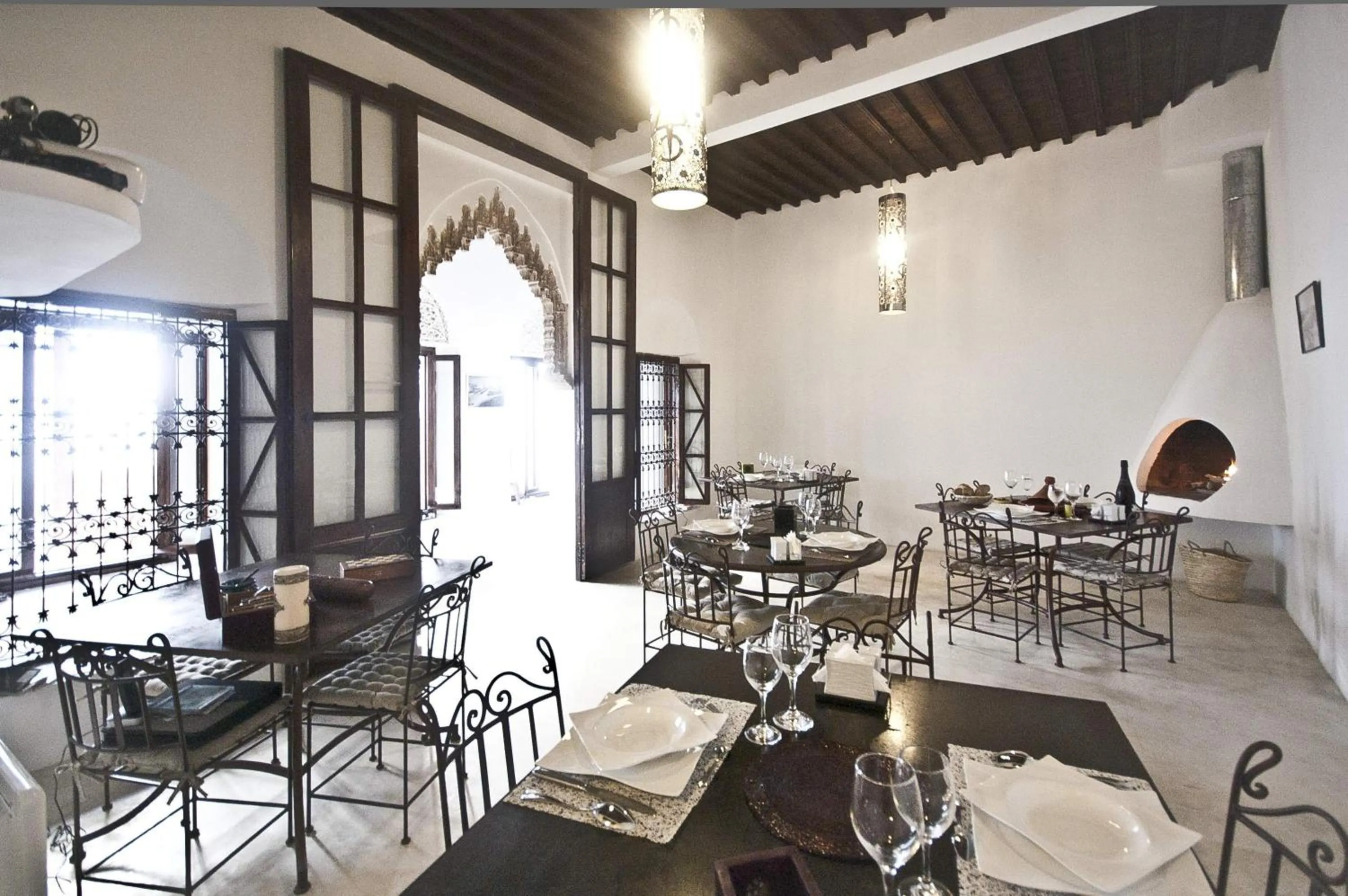 Restaurant/places to eat in Riad El Maâti