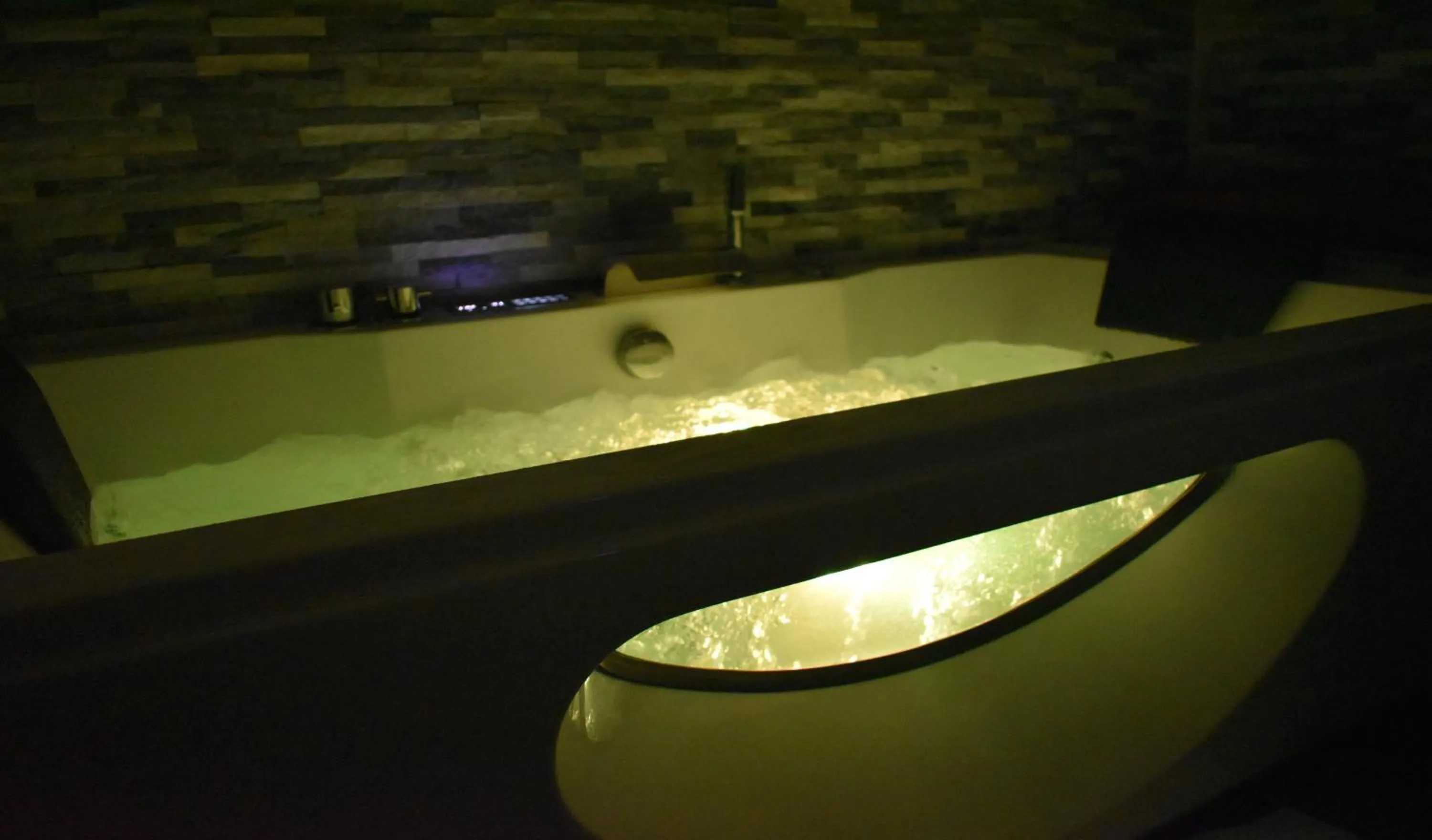 Spa and wellness centre/facilities in Logis Manoir de Fourcy