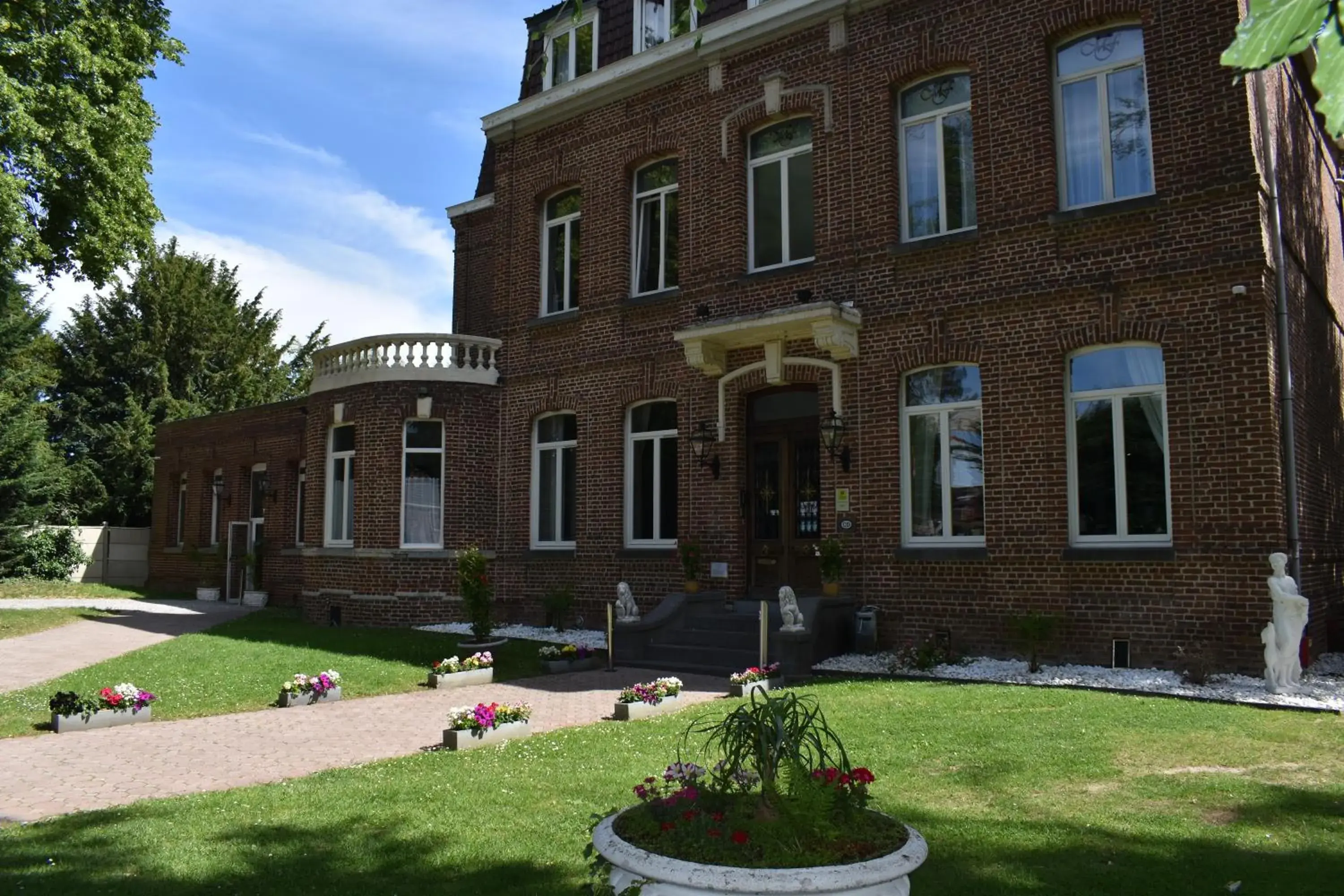 Facade/entrance in Logis Manoir de Fourcy Facade/entrance in Logis Manoir de Fourcy