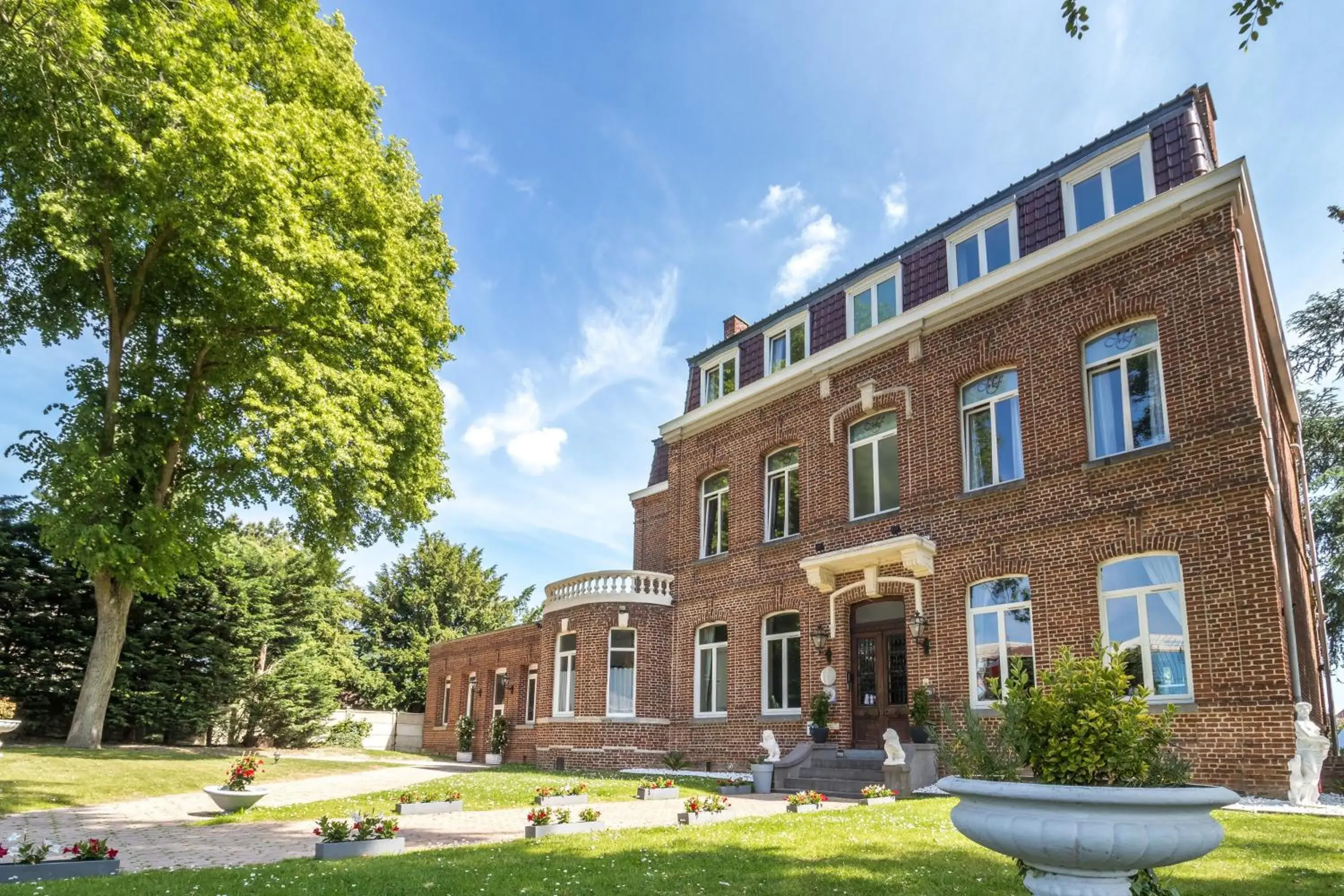 Facade/entrance in Logis Manoir de Fourcy Facade/entrance in Logis Manoir de Fourcy