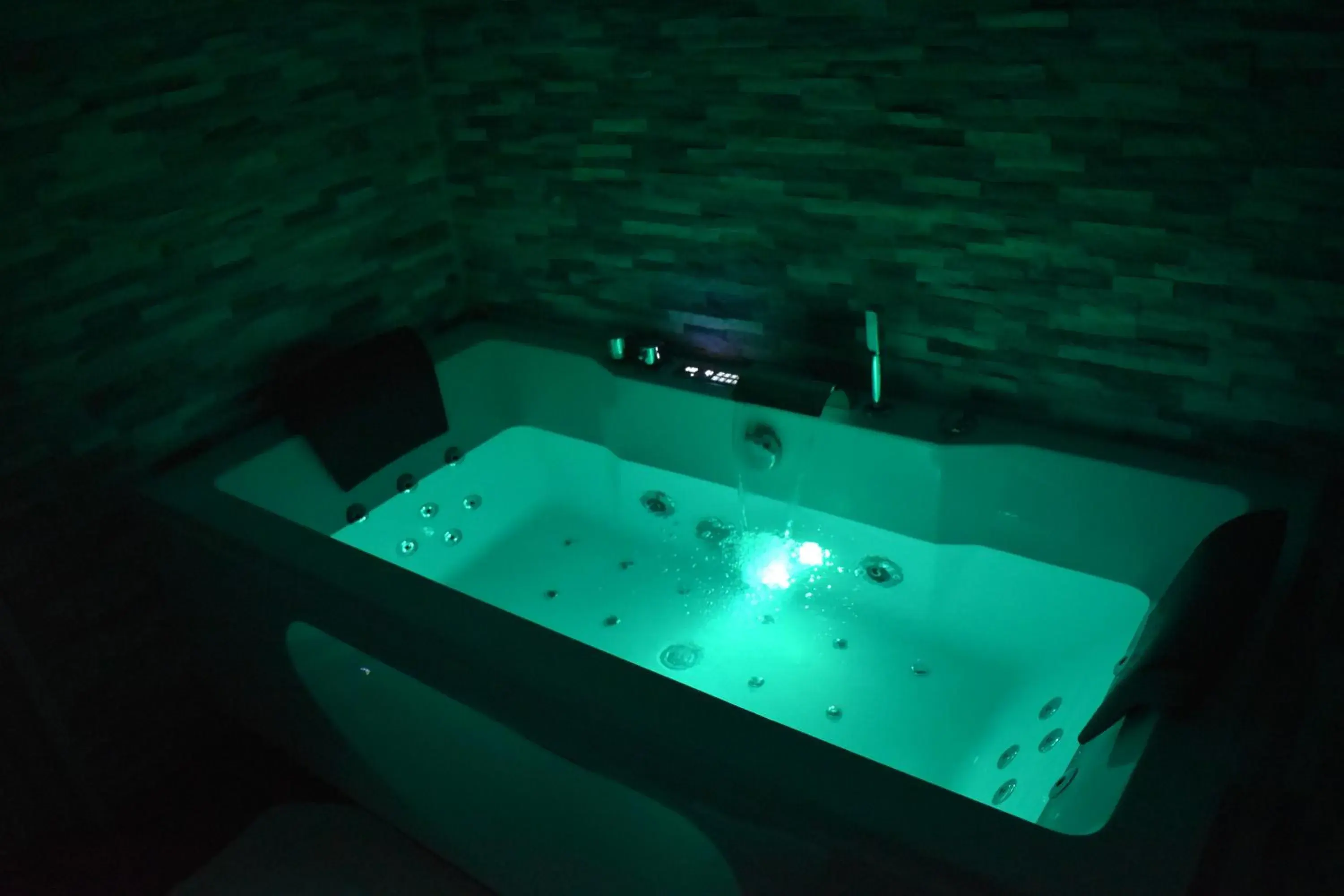 Spa and wellness centre/facilities in Logis Manoir de Fourcy Spa and wellness centre/facilities in Logis Manoir de Fourcy