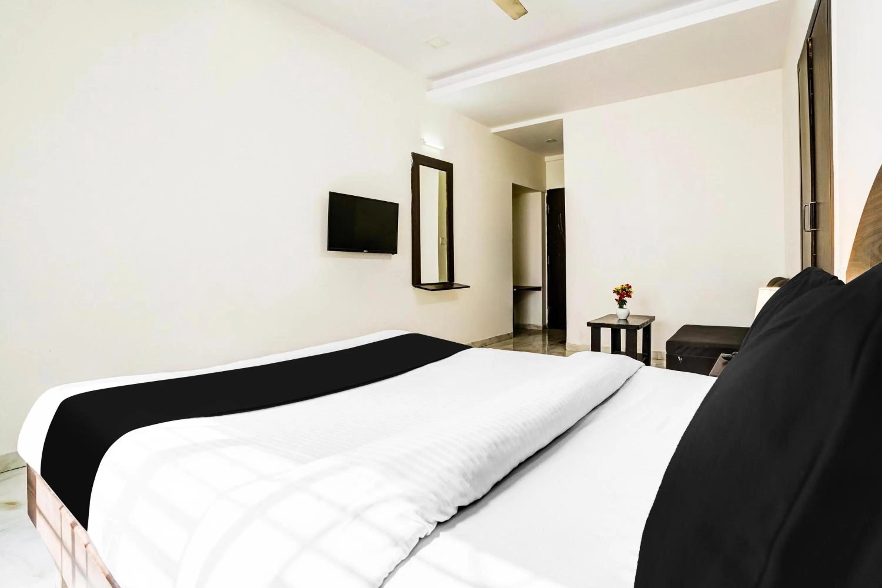 Bedroom, Bed in FabHotel Sahara Inn - Nr Vijay Mamta Theatre, Nashik Road