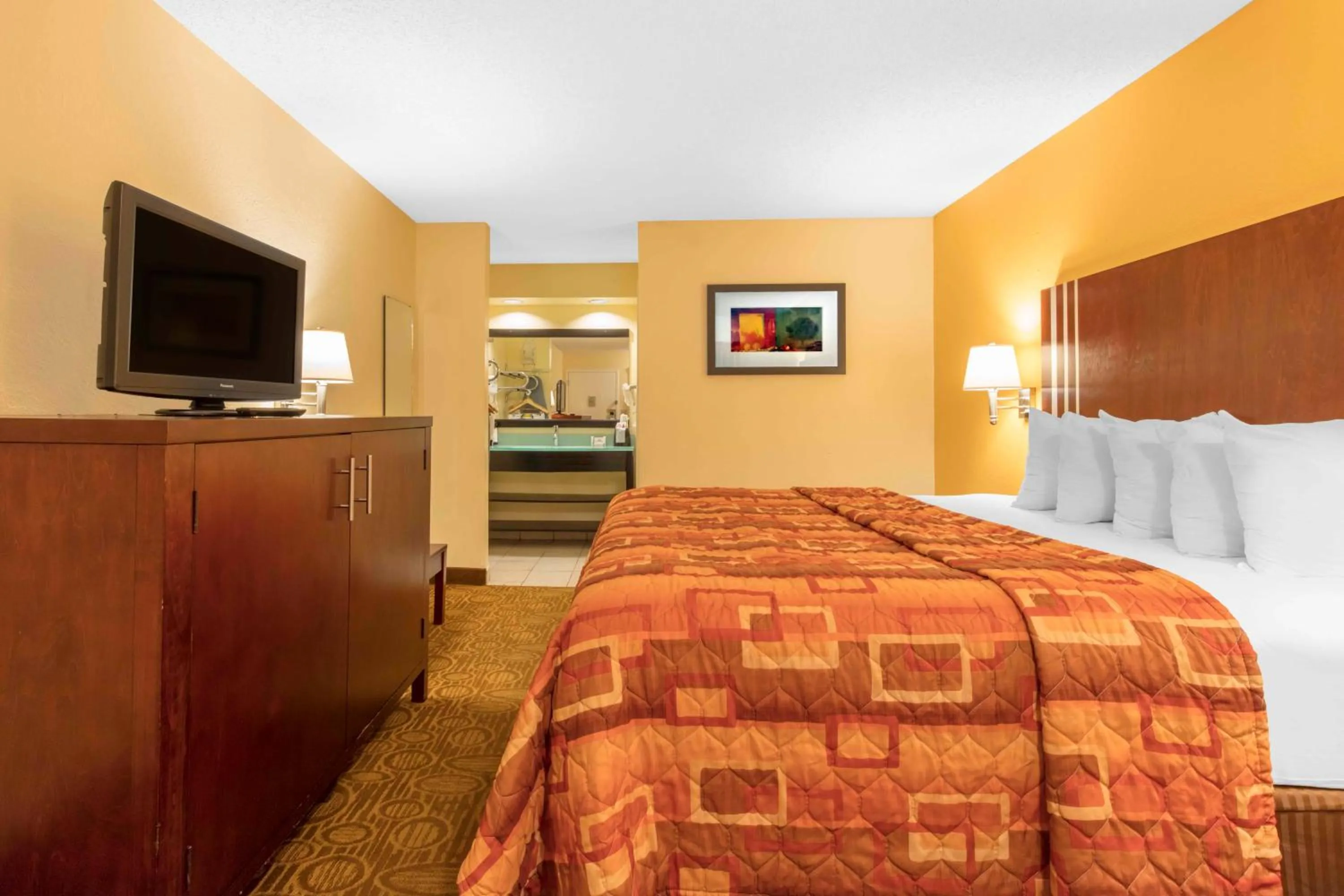 Bathroom, Bed in Motel 6-Little Rock, AR - Airport