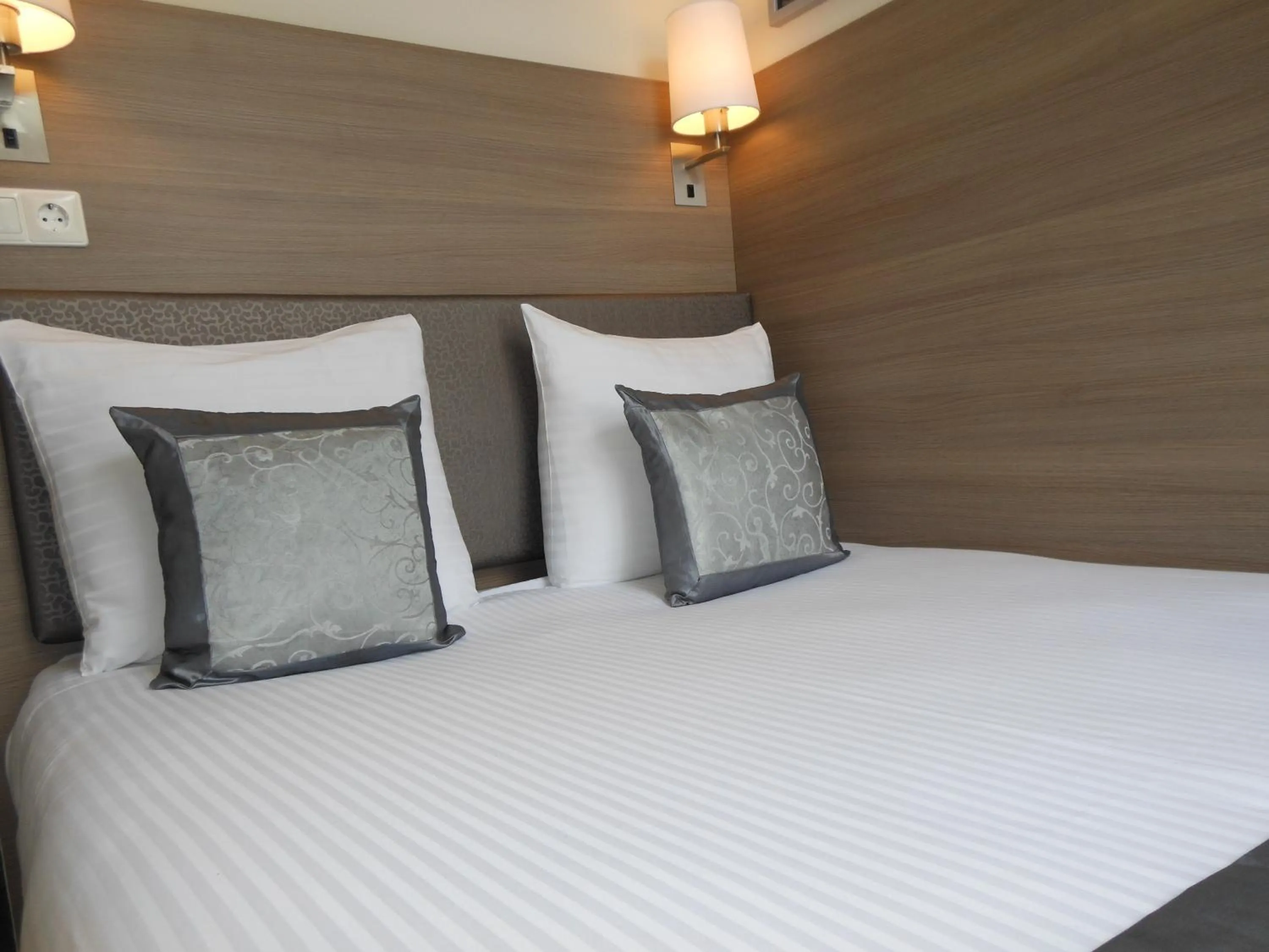 Bed in The Concert Hotel