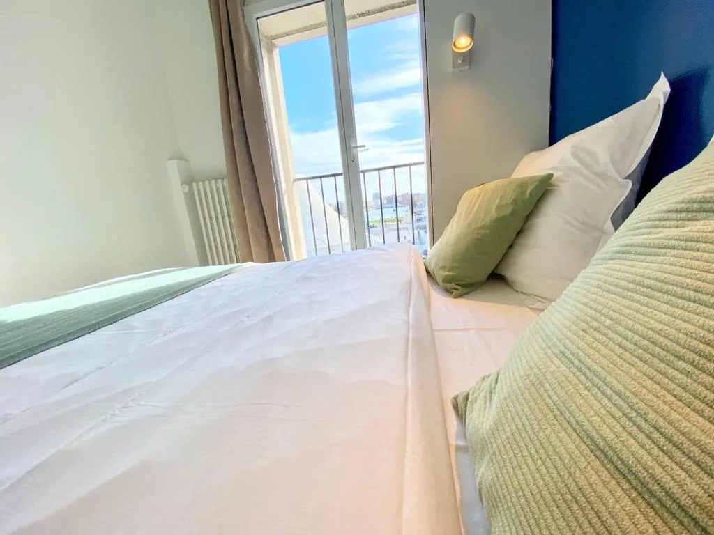Bed in L'Escale Appartements et Suites en bord de Mer