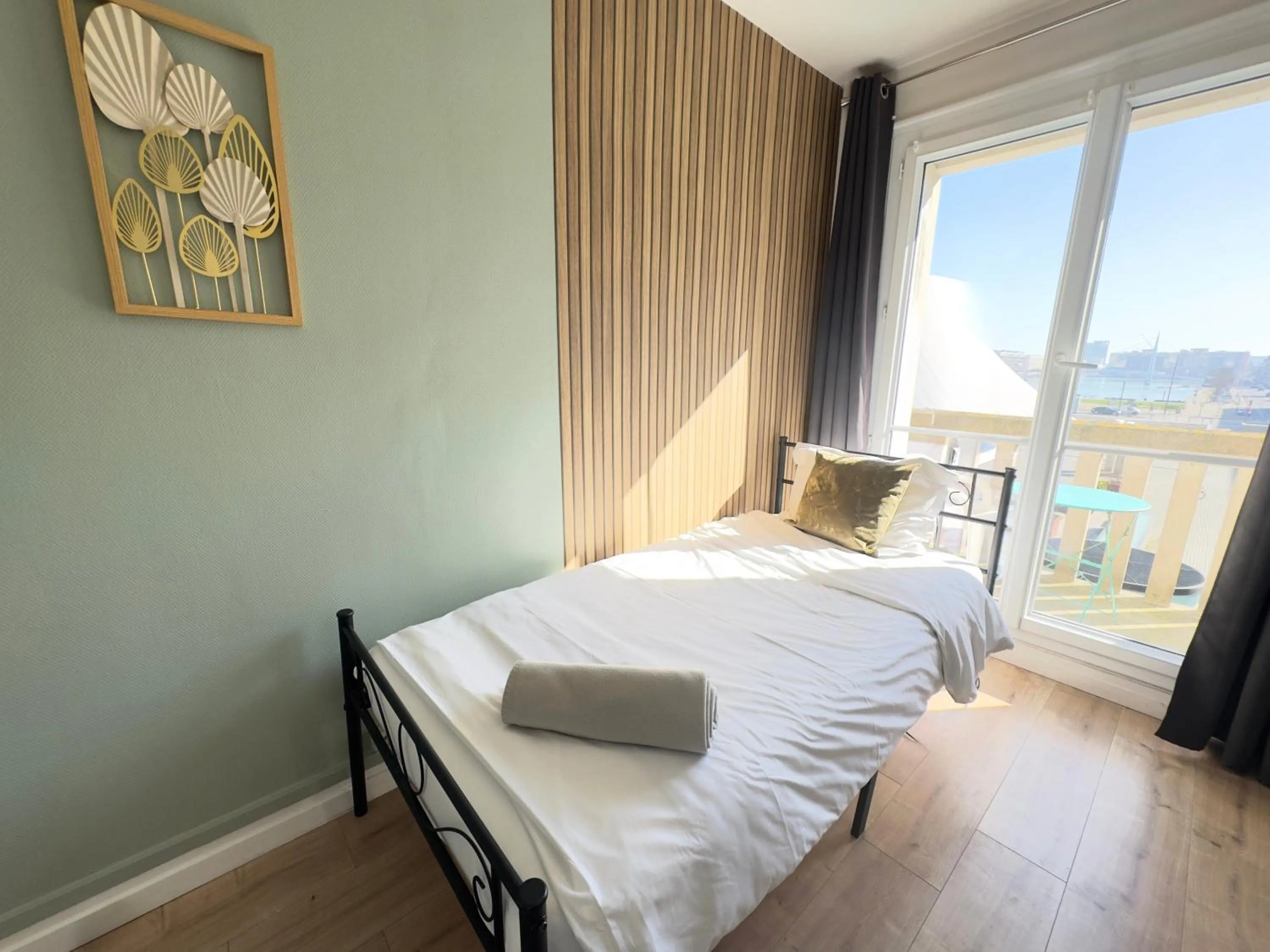 Bed in L'Escale Appartements et Suites en bord de Mer