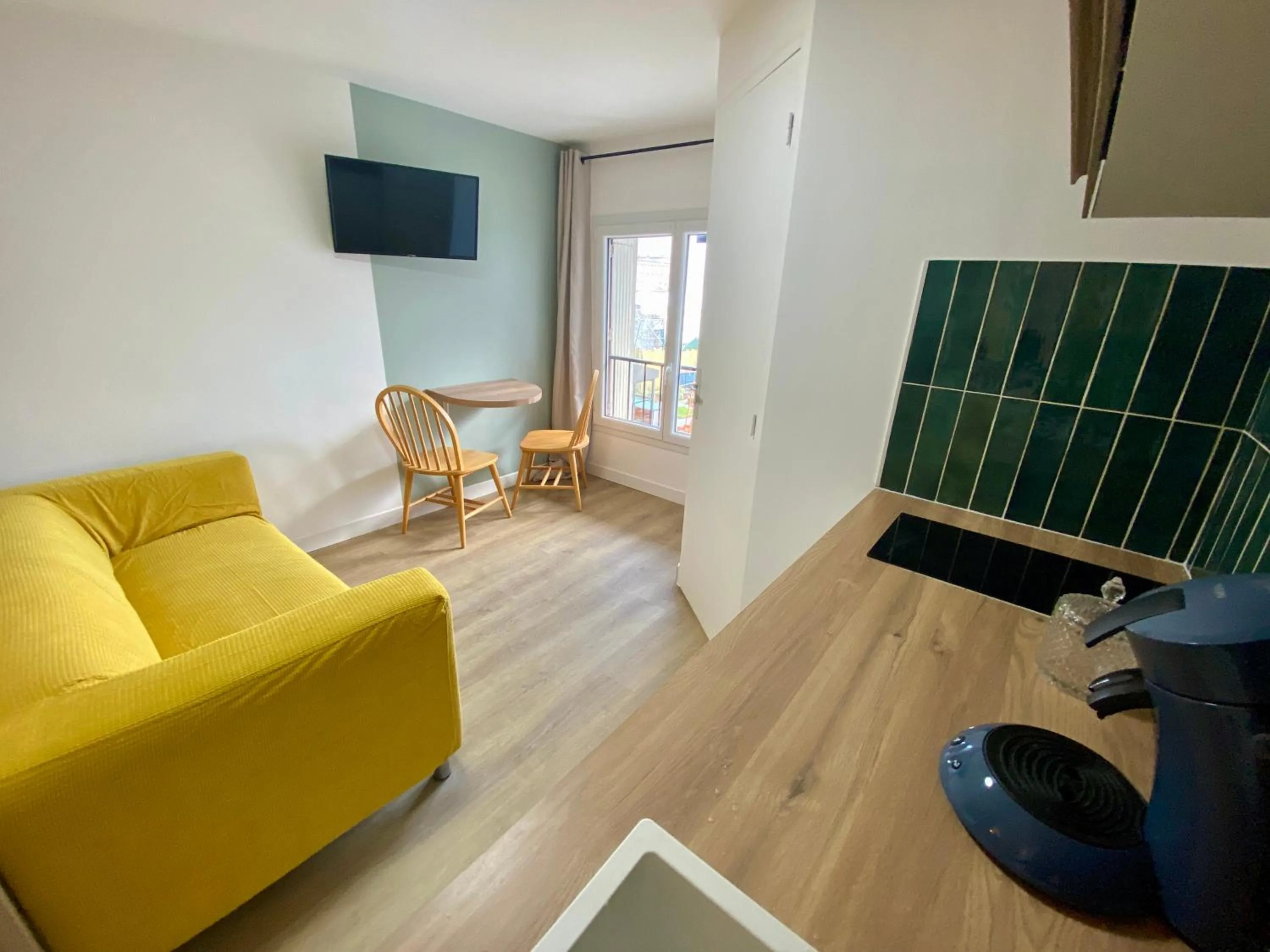 TV and multimedia in L'Escale Appartements et Suites en bord de Mer