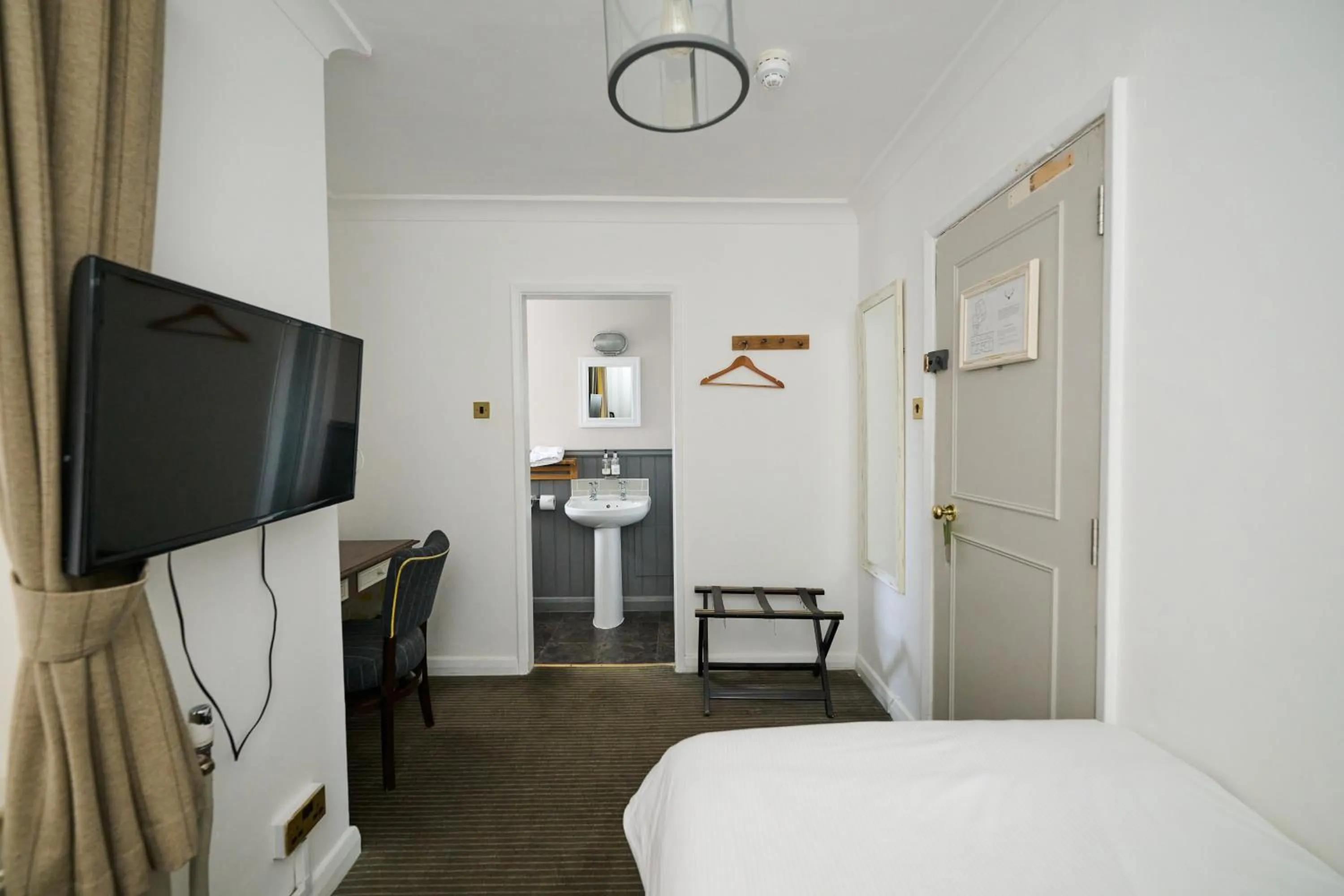 Bedroom, Bed in White Hart, Newmarket by Marston's Inns