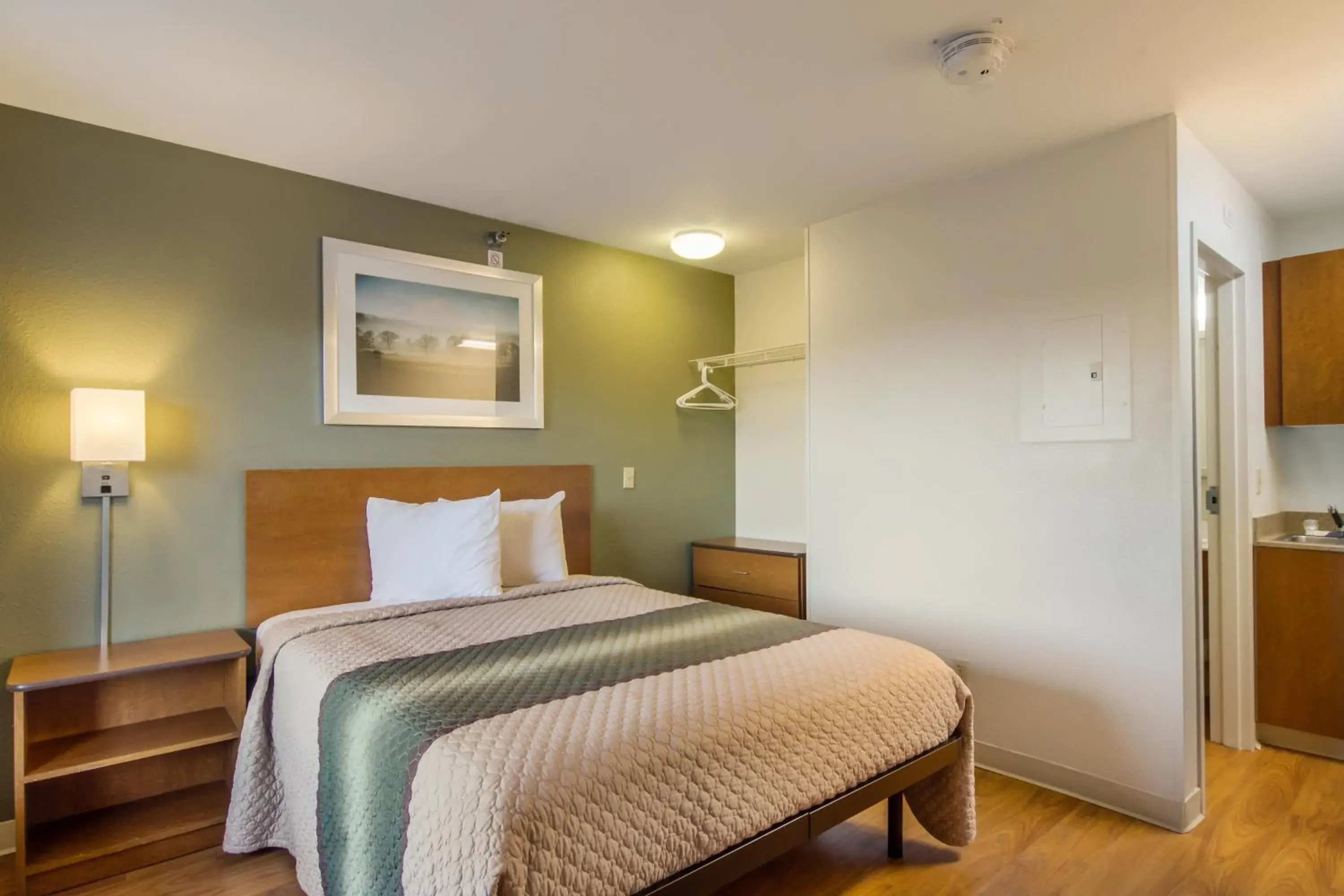 Photo of the whole room, Bed in HomeTowne Studios by Red Roof Lake Charles - Sulphur Photo of the whole room, Bed in HomeTowne Studios by Red Roof Lake Charles - Sulphur