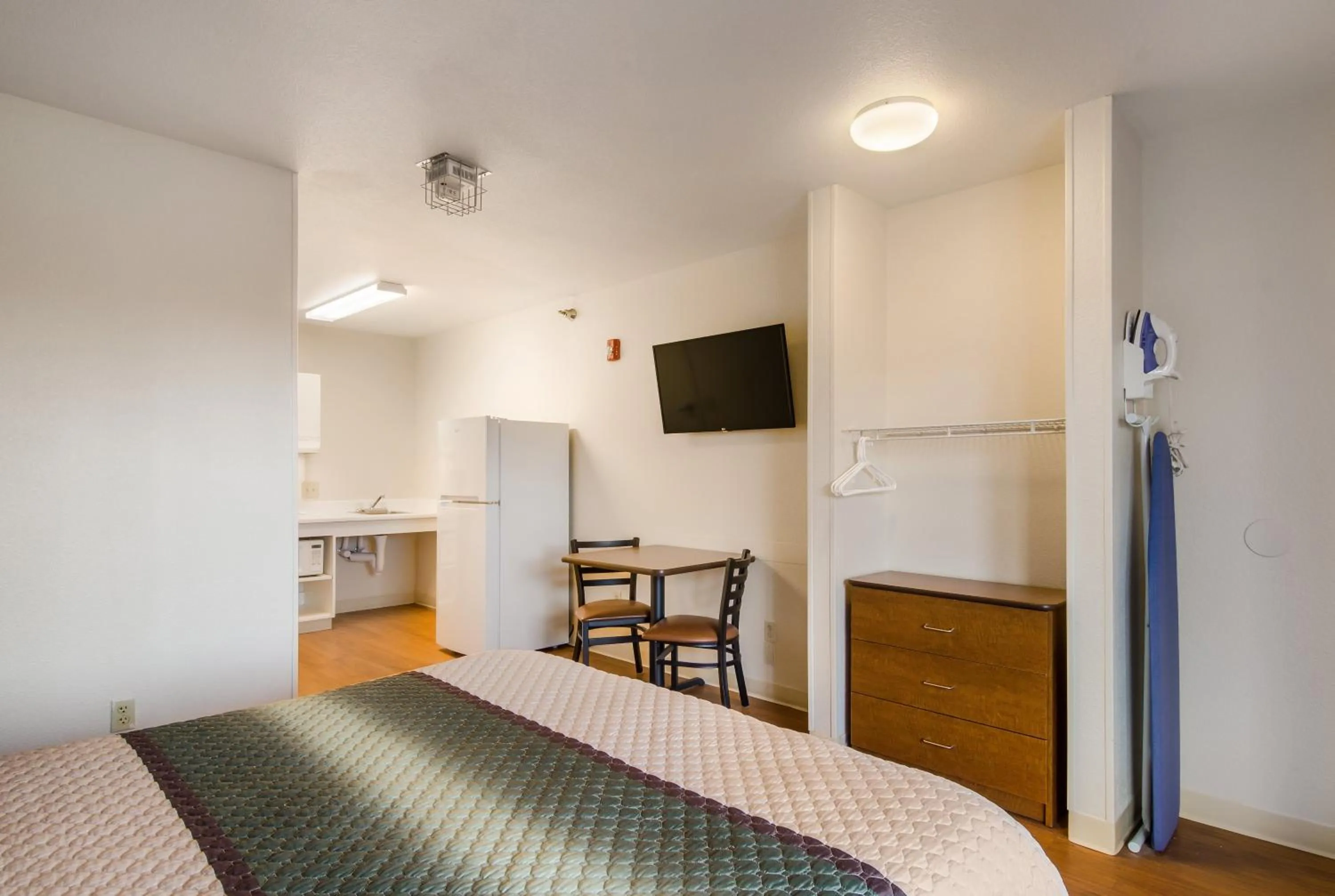 Photo of the whole room, Bed in HomeTowne Studios by Red Roof Lake Charles - Sulphur