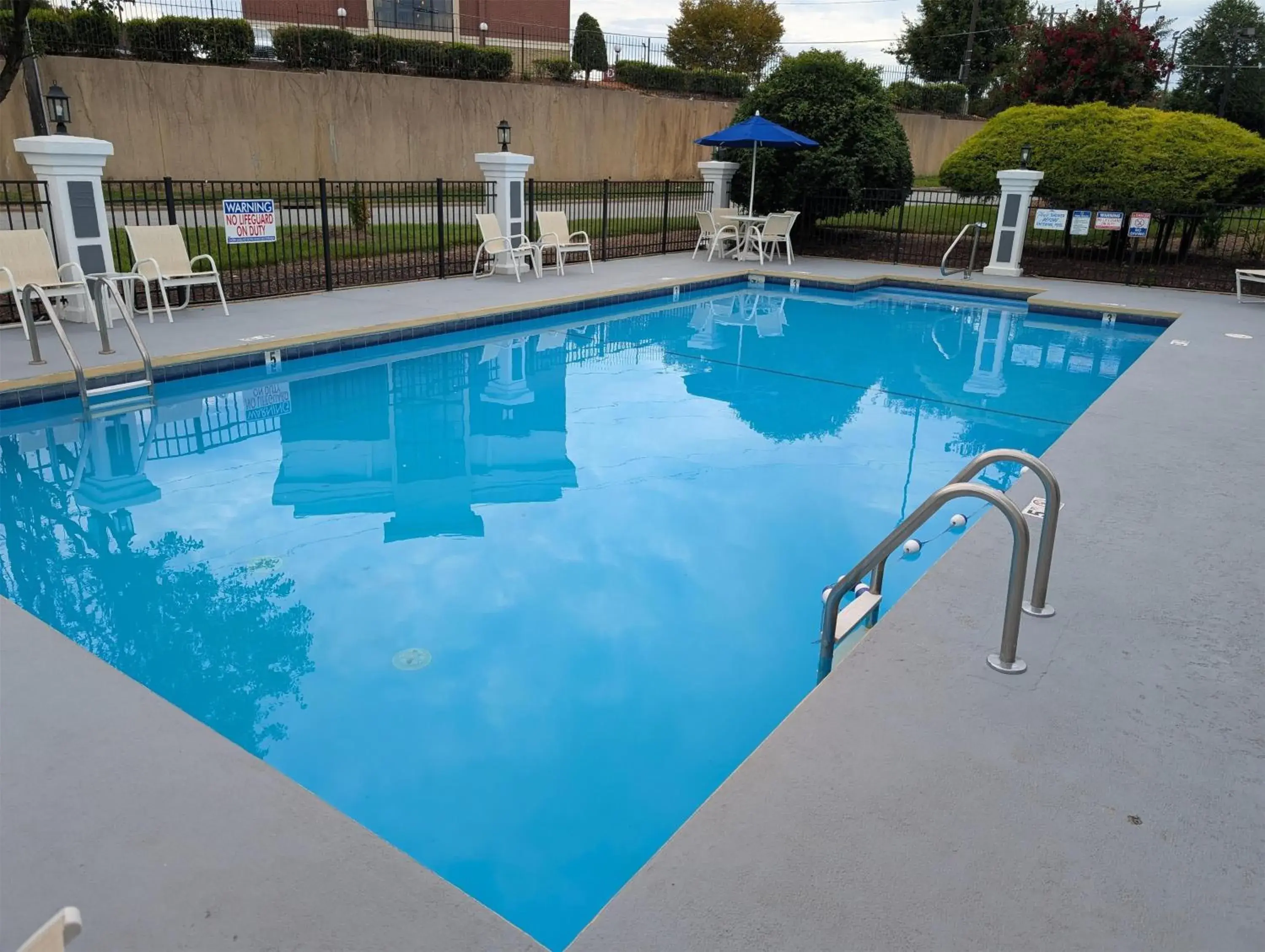 Pool view in Best Western Greensboro Coliseum Inn Pool view in Best Western Greensboro Coliseum Inn