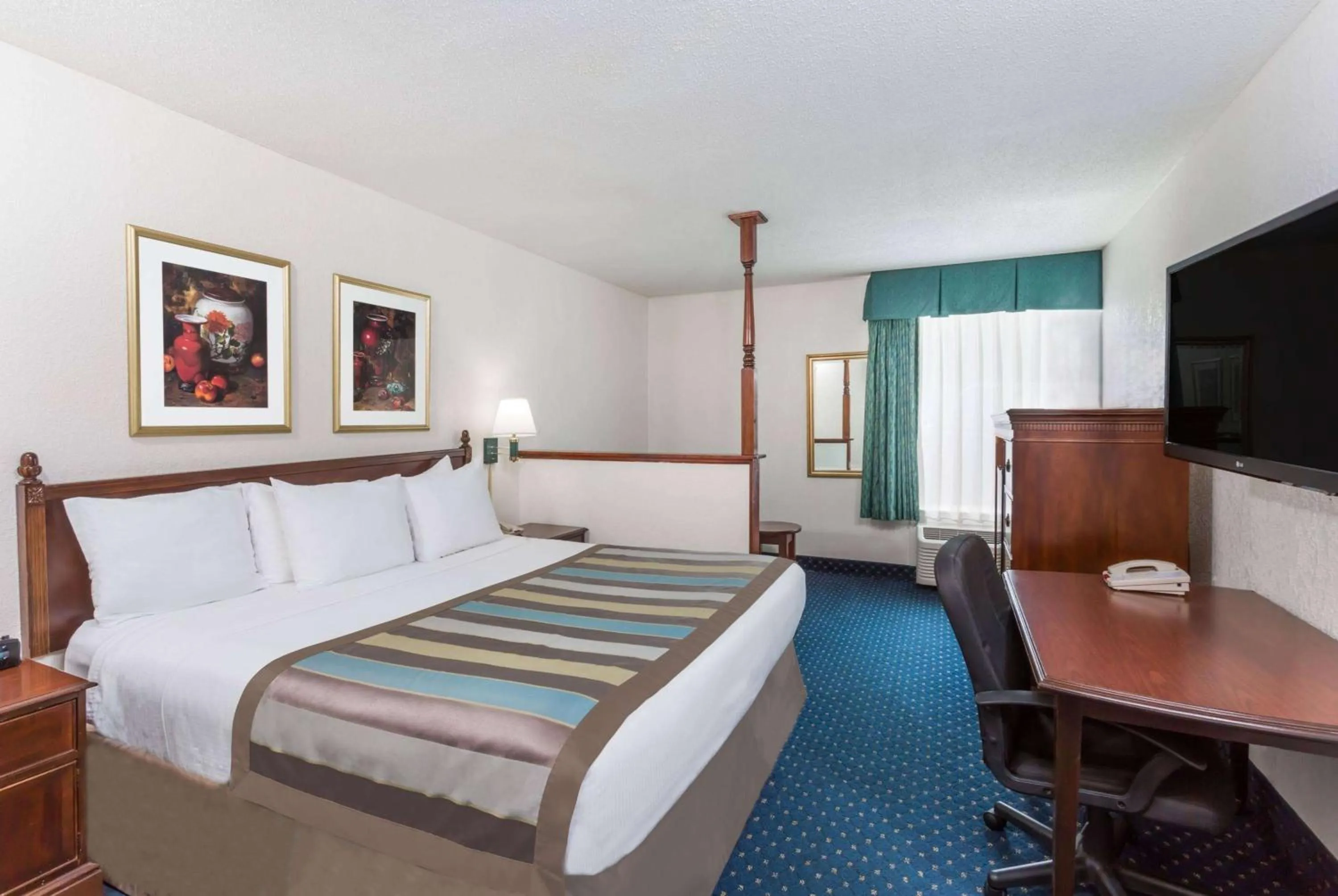 Photo of the whole room, Bed in Baymont by Wyndham Greensboro/Coliseum