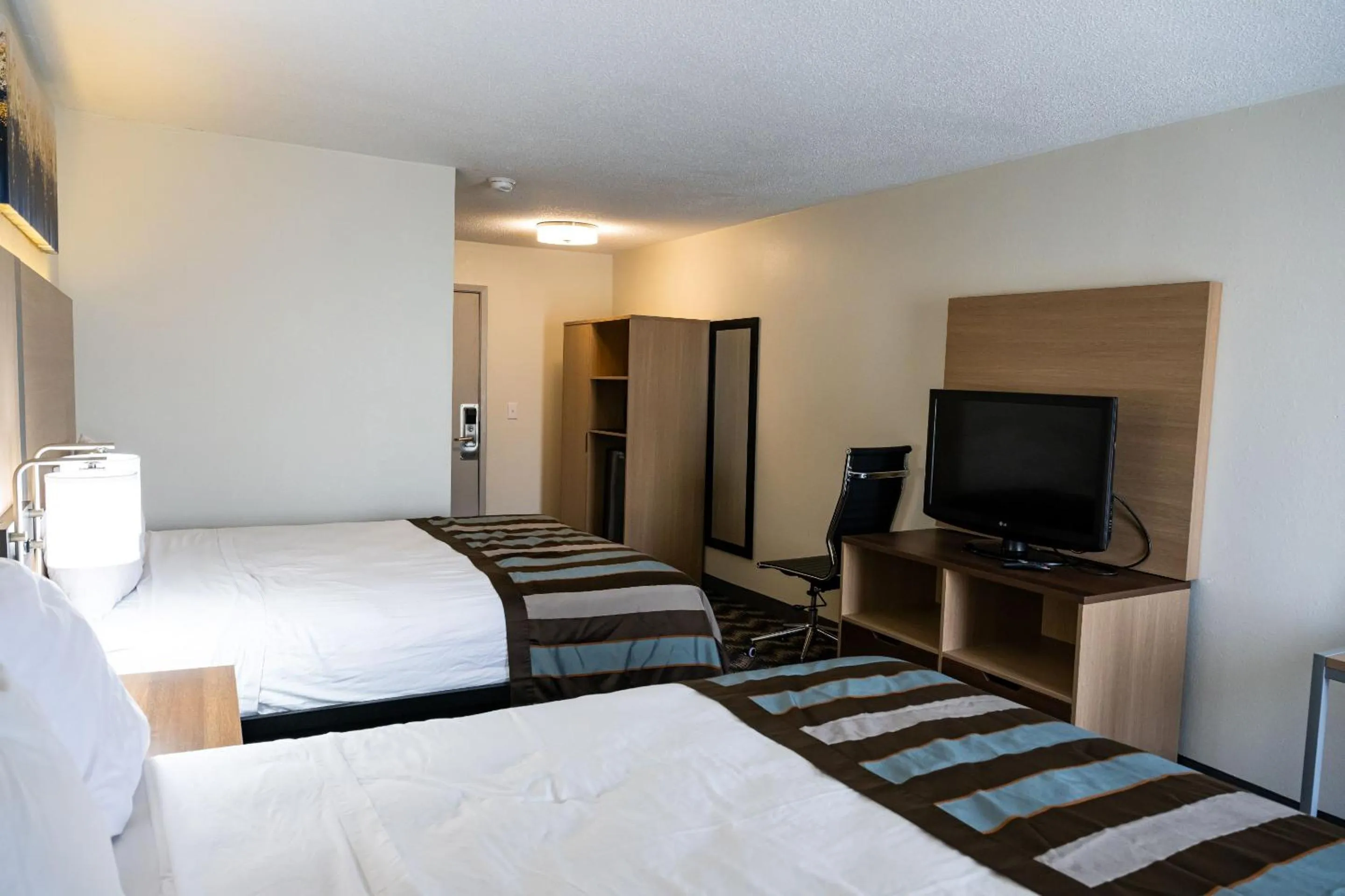 TV and multimedia, Bed in Baymont by Wyndham Greensboro/Coliseum